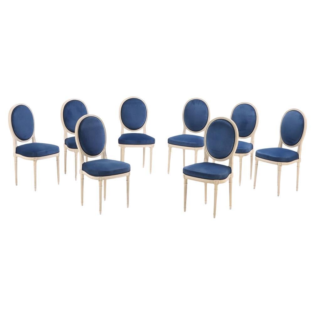 Ensemble de huit chaises de salle à manger peintes de style Louis XVI, C.C. 1950. en vente