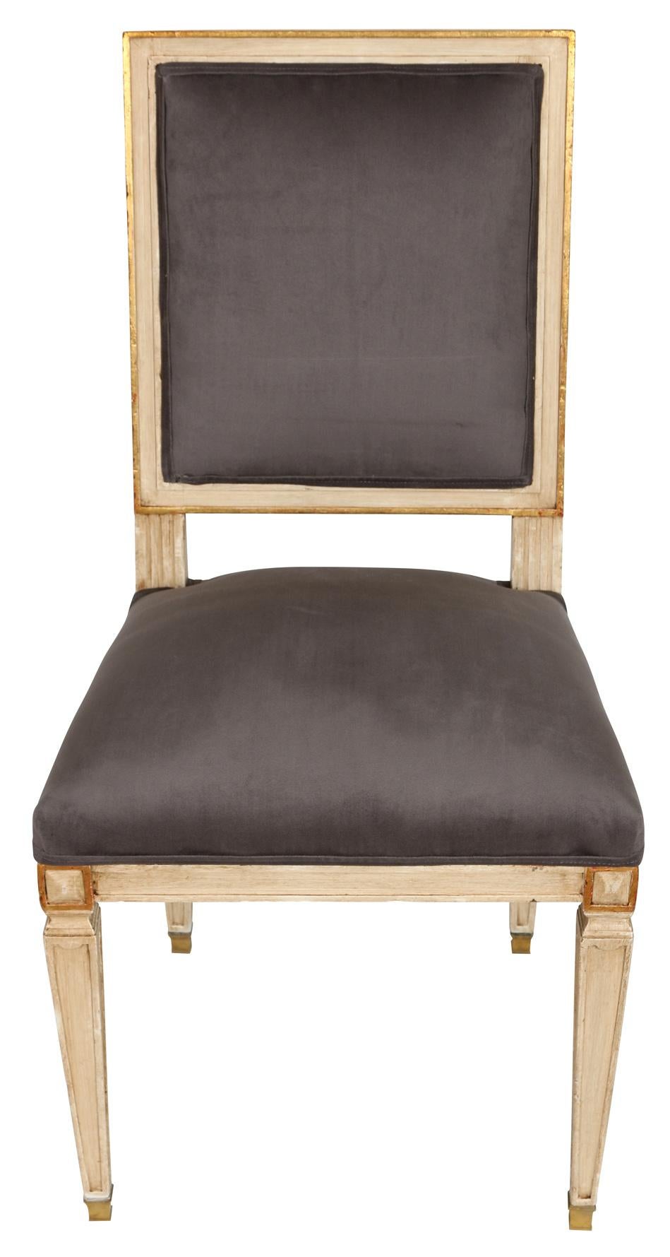 Wir lieben die schlichte Eleganz dieser Esszimmerstühle im Stil Louis XVI. Die hellgrau lackierten Stühle haben eine quadratische Rückenlehne und Sitzfläche. Die Beine sind quadratisch und verjüngt mit Messing-Saborts und der Rahmen weist feine