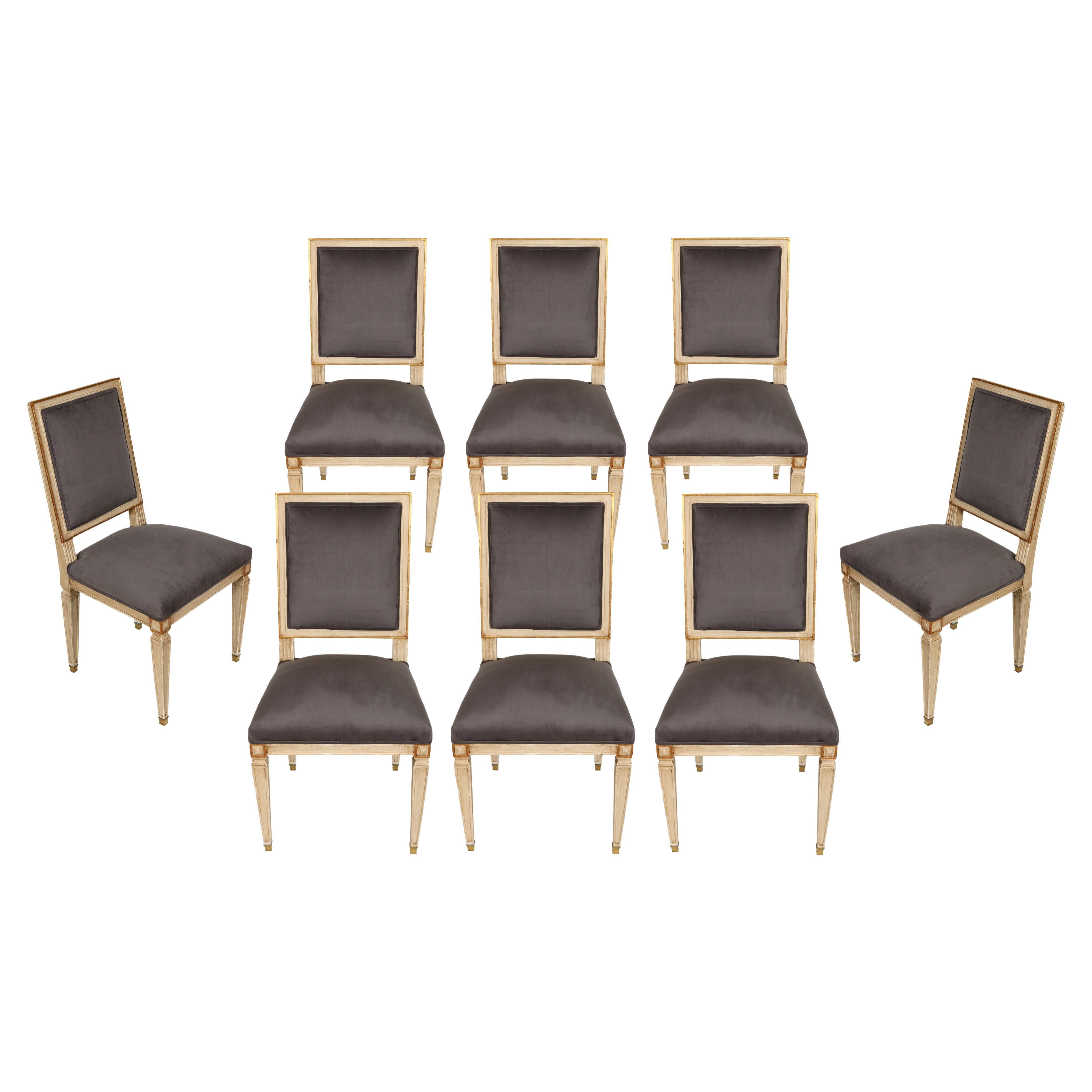 Ensemble de huit chaises de salle à manger de style Louis XVI en bois peint et doré
