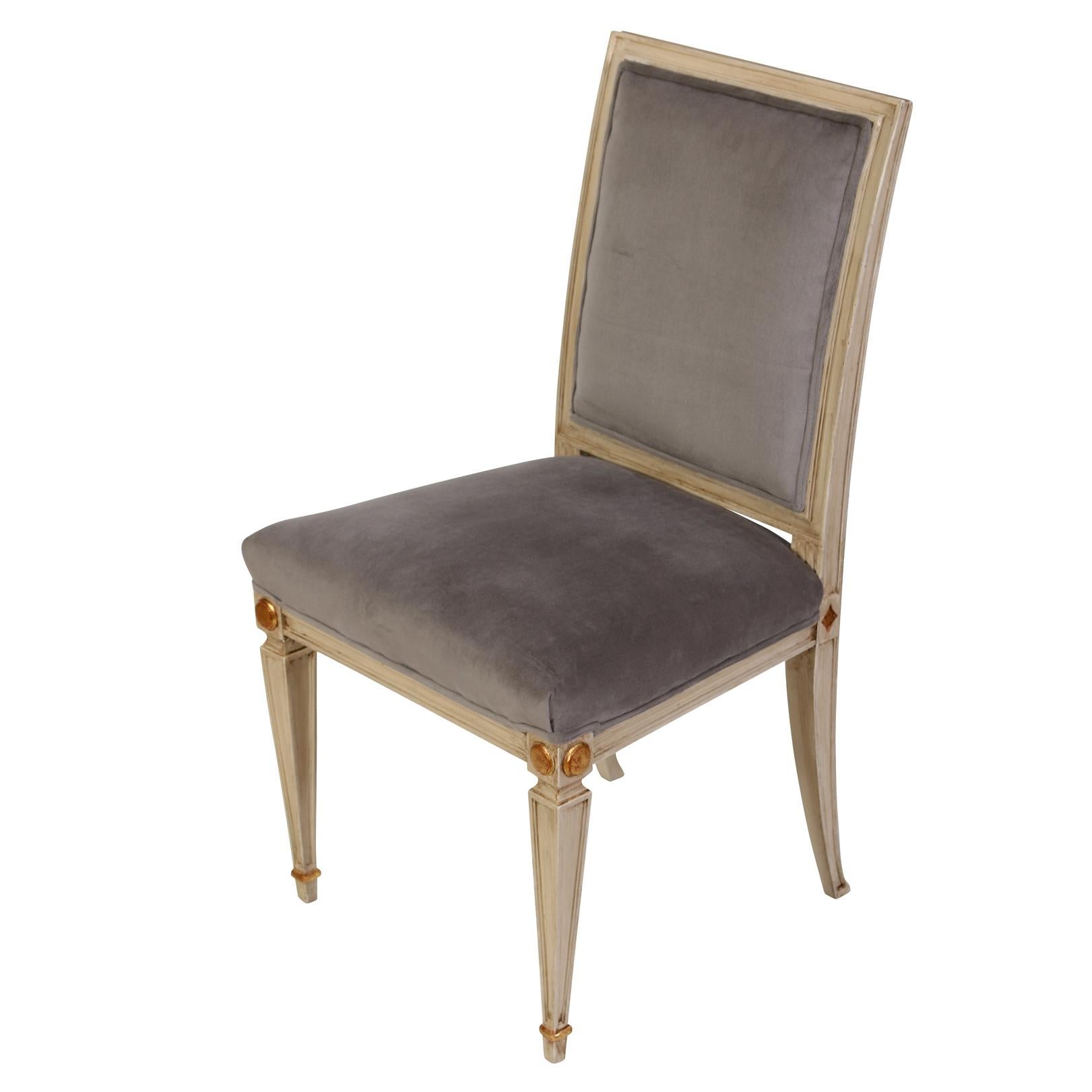 Ein Satz von acht bemalten und aus Giltwood gefertigten Esszimmerstühlen im Louis-XVI-Stil (Louis XVI.) im Angebot