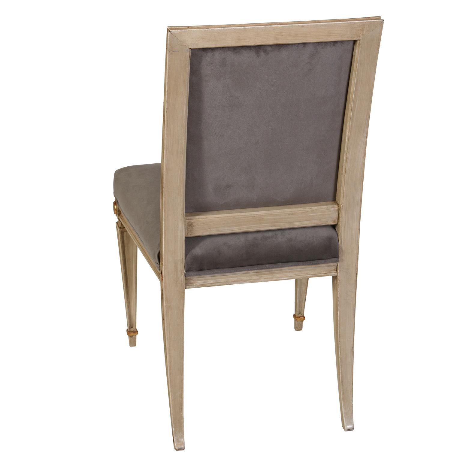 Ein Satz von acht bemalten und aus Giltwood gefertigten Esszimmerstühlen im Louis-XVI-Stil (Französisch) im Angebot