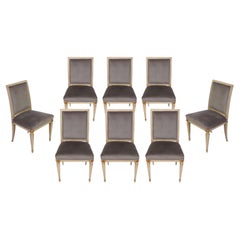Ein Satz von acht bemalten und aus Giltwood gefertigten Esszimmerstühlen im Louis-XVI-Stil