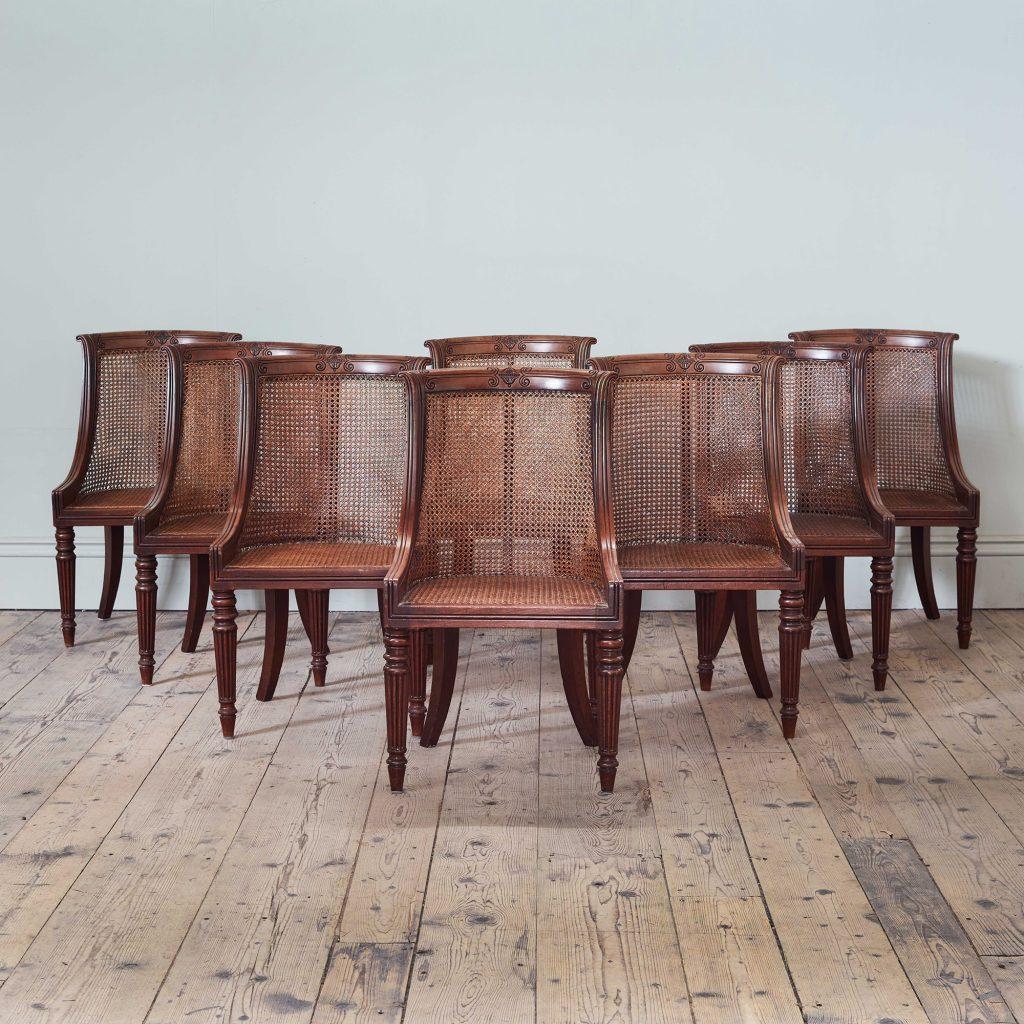 Un set di otto sedie da pranzo Regency con schienale a botte in mogano

Su gambe tornite e affusolate e gambe posteriori accentuate.

Altezza: 84 cm, 33″
Larghezza: 48,5 cm, 19″
Profondità: 50 cm, 19 3/4