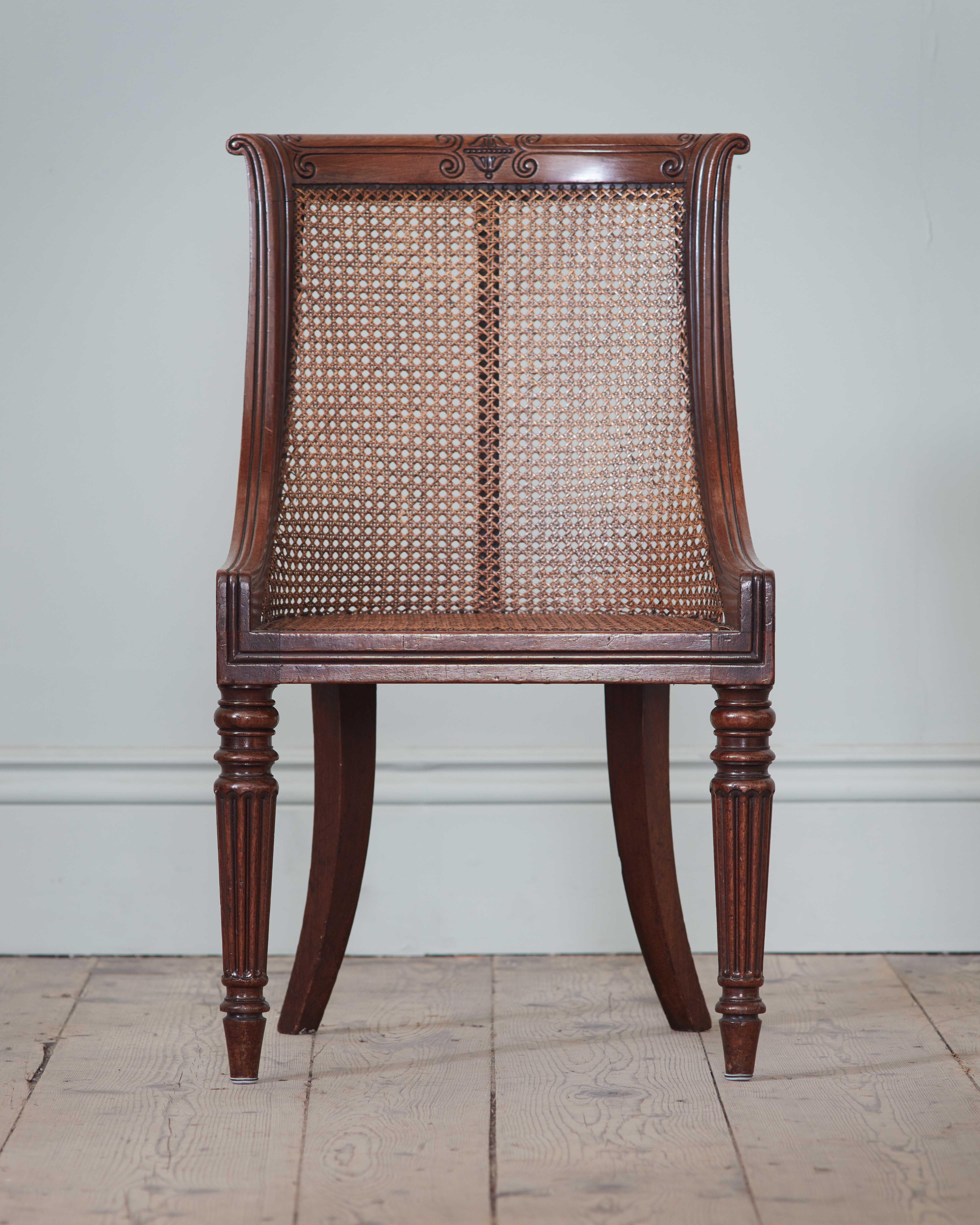 XIX secolo Un set di otto sedie da pranzo Regency con schienale a botte in mogano in vendita