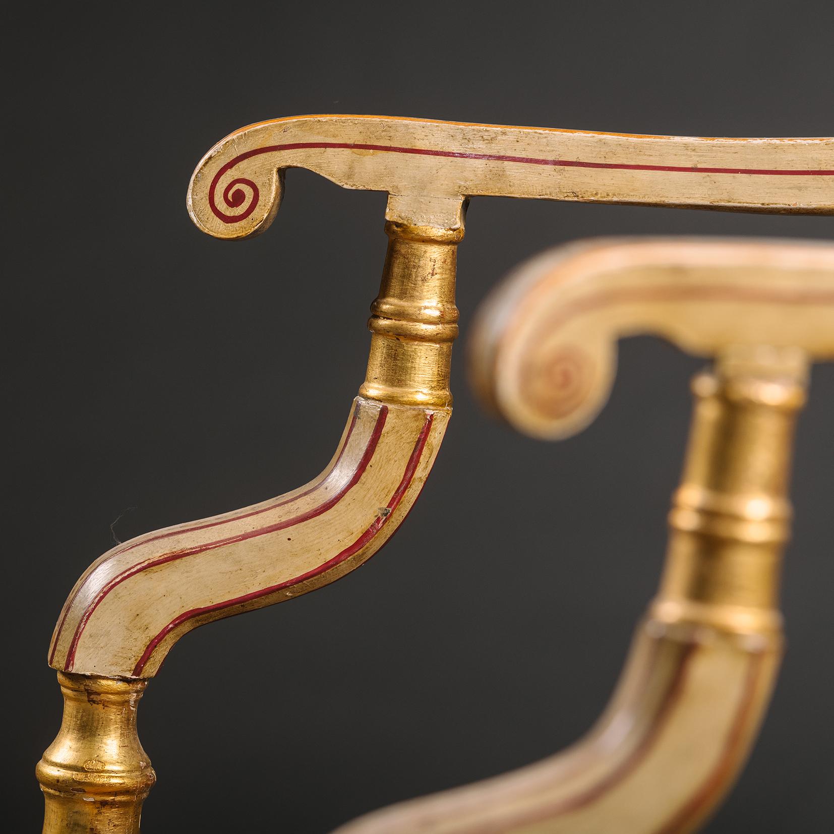Satz von acht polychrom bemalten und teilweise vergoldeten Regency-Esszimmerstühlen im Angebot 3