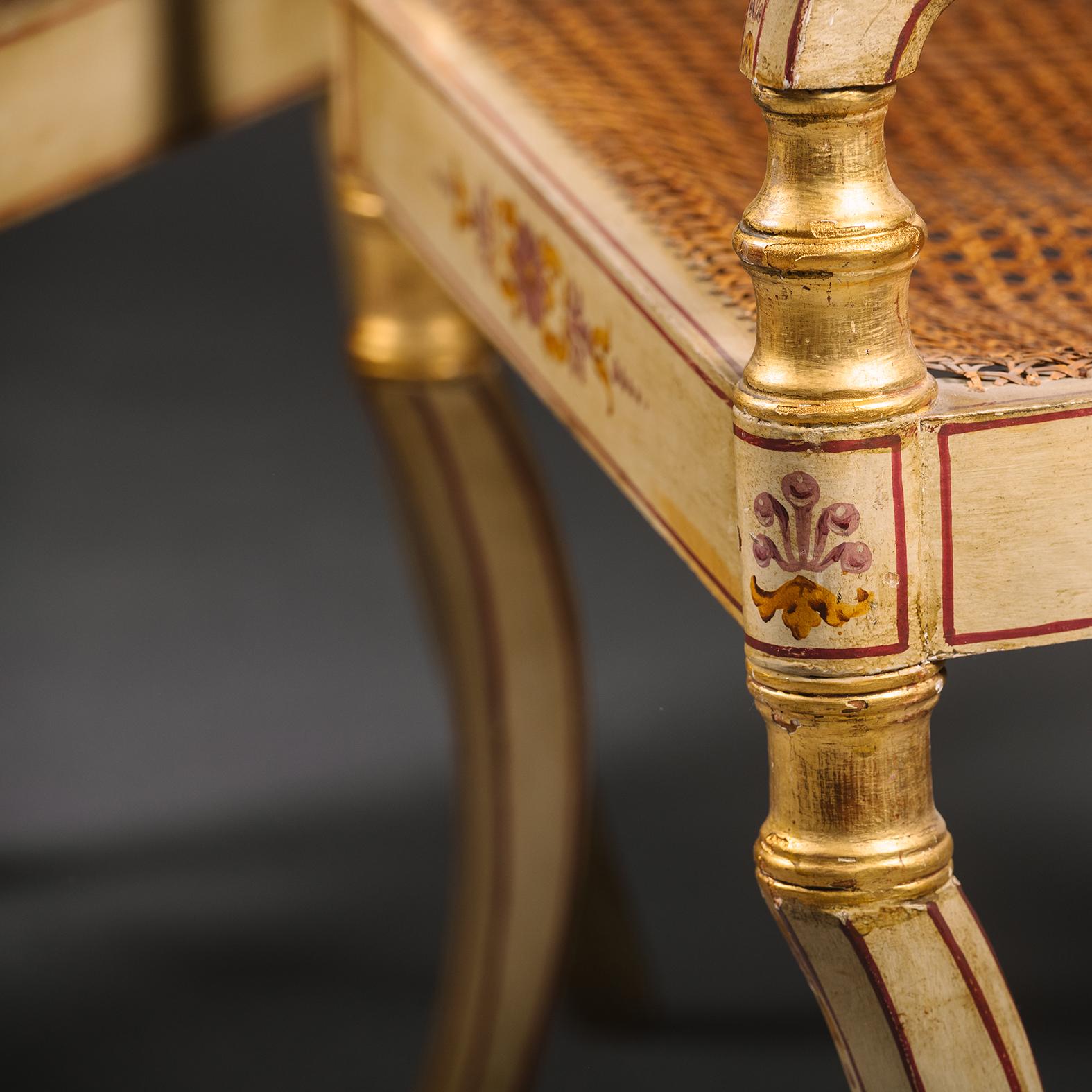 Satz von acht polychrom bemalten und teilweise vergoldeten Regency-Esszimmerstühlen im Angebot 4