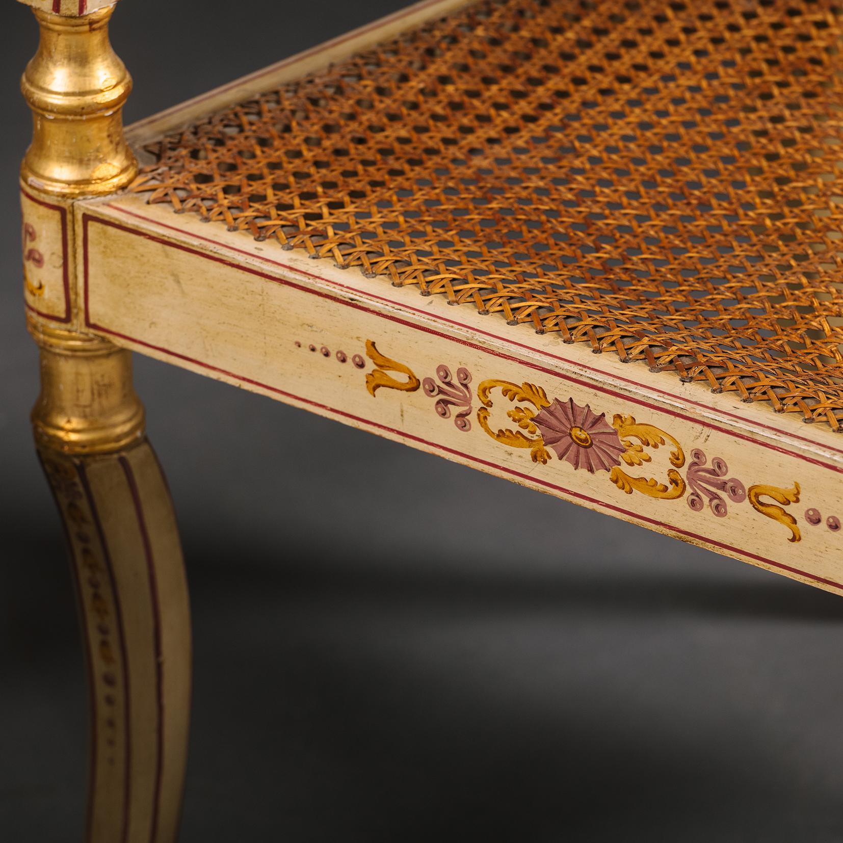 Satz von acht polychrom bemalten und teilweise vergoldeten Regency-Esszimmerstühlen im Angebot 5