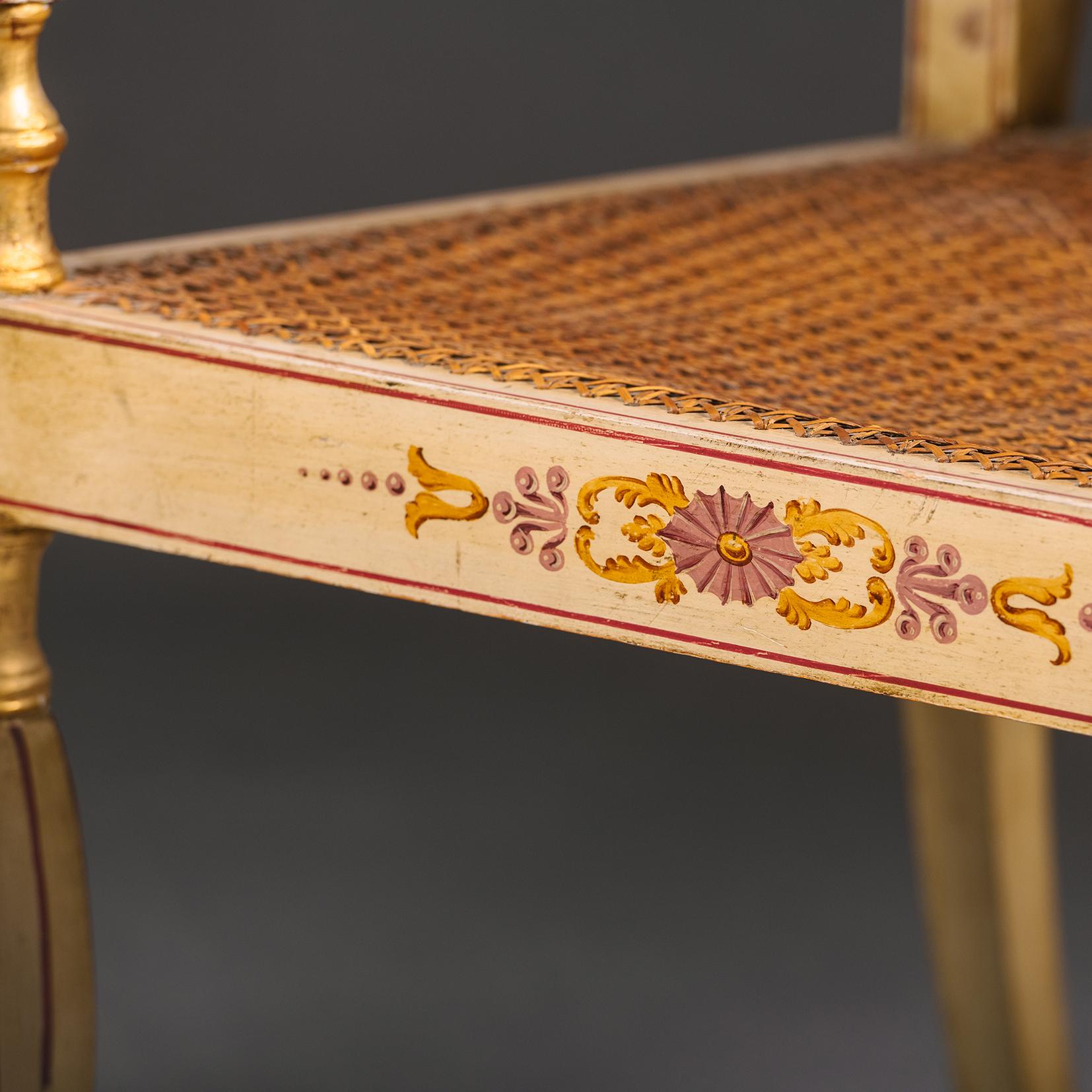 Satz von acht polychrom bemalten und teilweise vergoldeten Regency-Esszimmerstühlen im Angebot 6