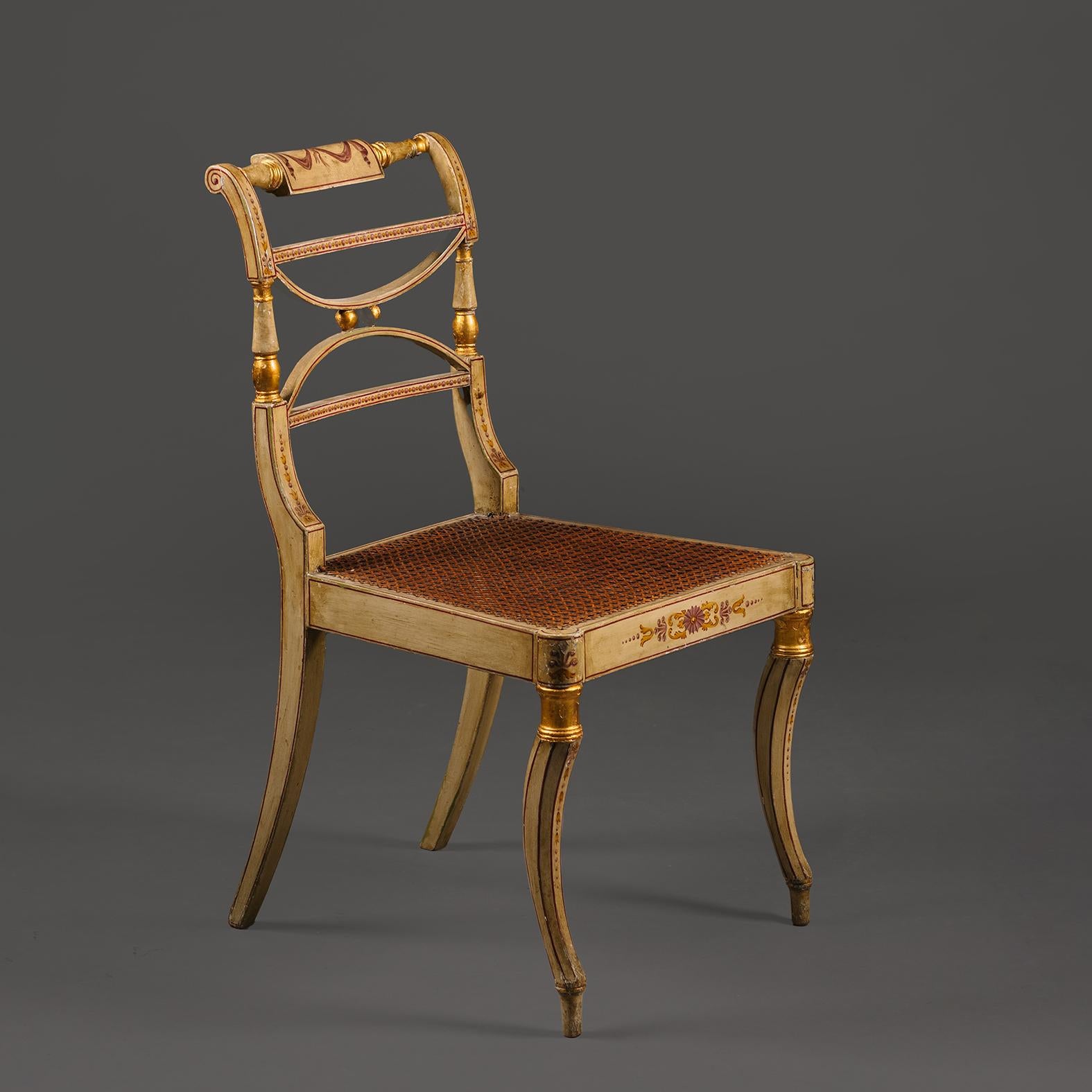 Satz von acht polychrom bemalten und teilweise vergoldeten Regency-Esszimmerstühlen (19. Jahrhundert) im Angebot