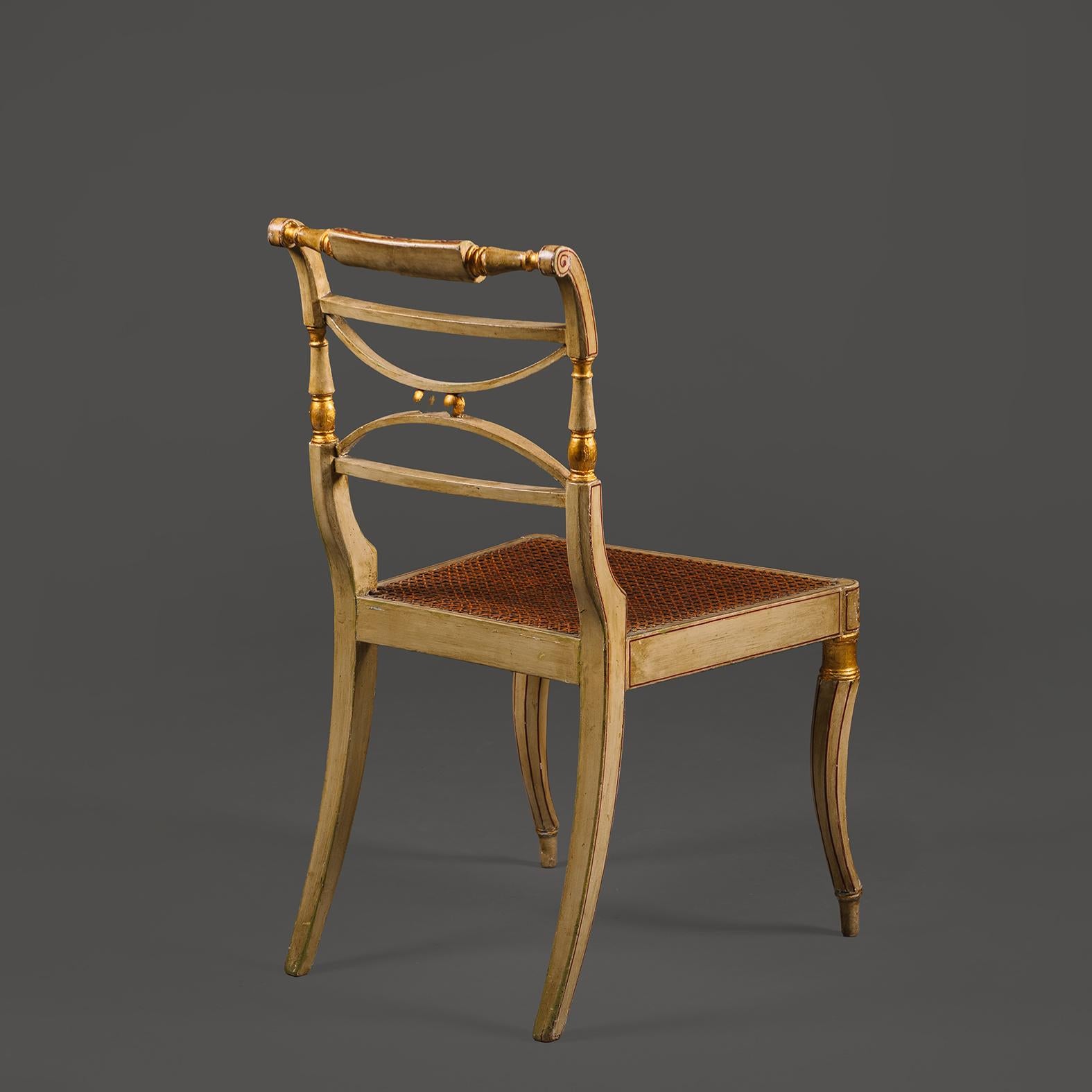 Satz von acht polychrom bemalten und teilweise vergoldeten Regency-Esszimmerstühlen (Holz) im Angebot
