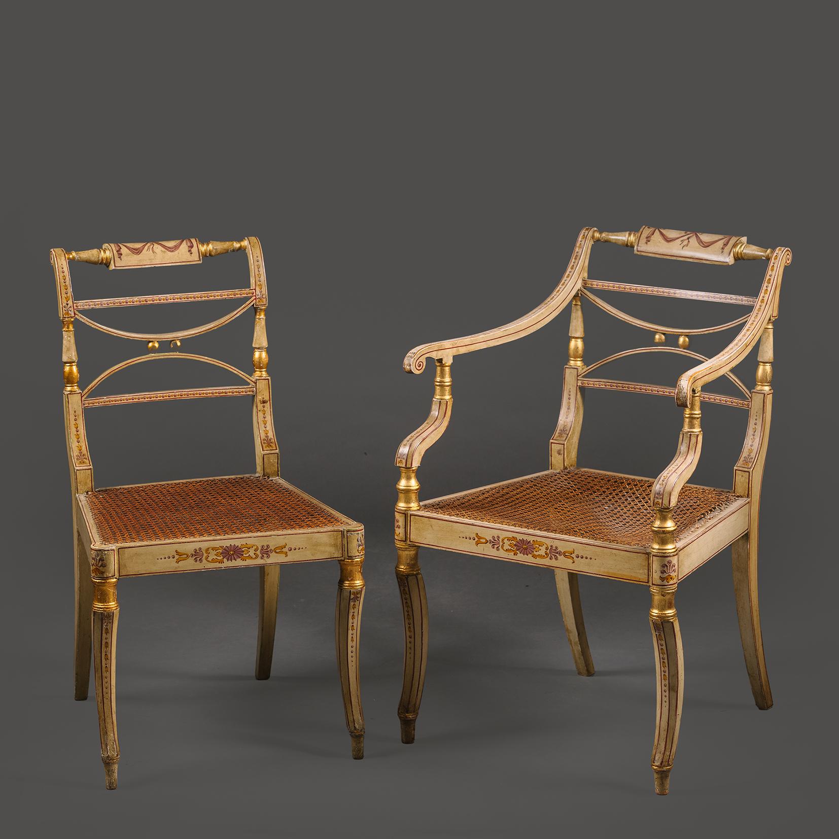 Satz von acht polychrom bemalten und teilweise vergoldeten Regency-Esszimmerstühlen im Angebot 1