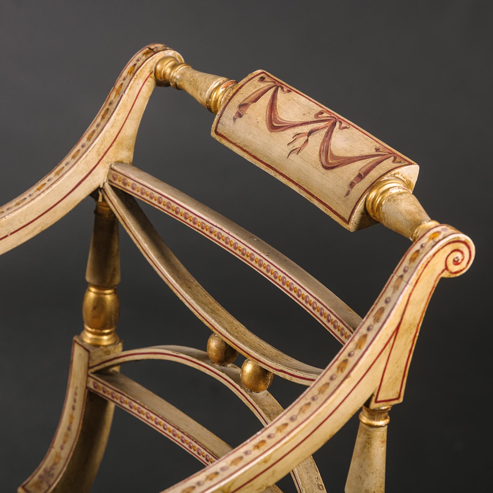 Satz von acht polychrom bemalten und teilweise vergoldeten Regency-Esszimmerstühlen im Angebot 2