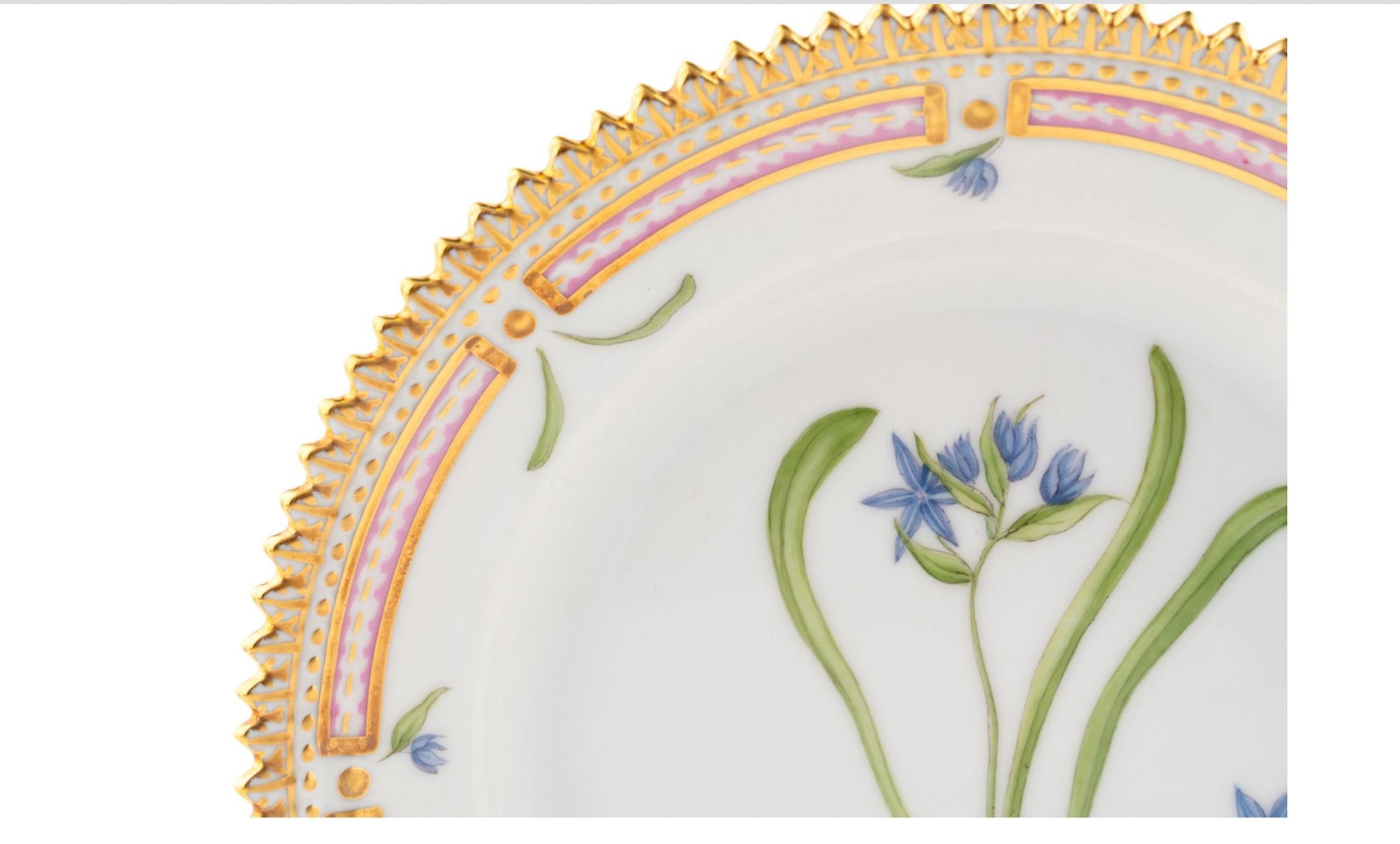 Ensemble de huit assiettes à pain en porcelaine Flora Danica de Royal Copenhagen  Prix/plaque en vente 1