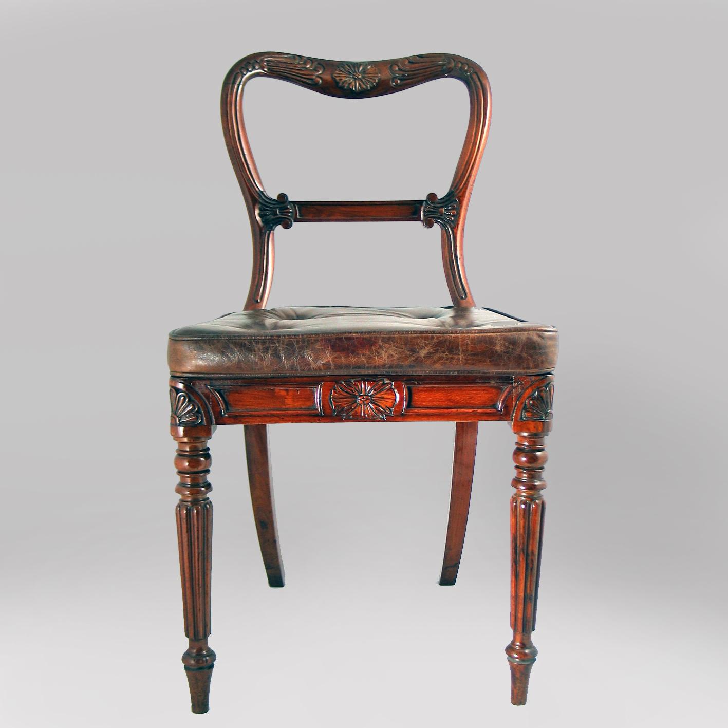 Anglais Ensemble de dix-huit chaises de salle à manger en noyer rouge attribuées à Gillows, vers 1830 en vente
