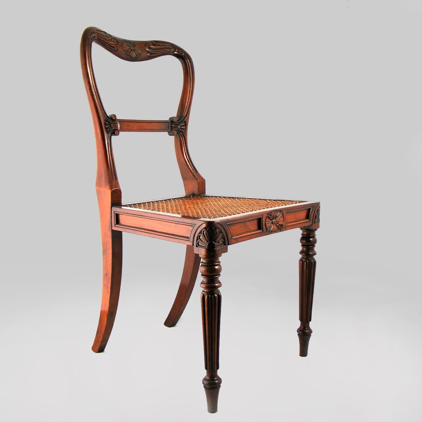 XIXe siècle Ensemble de dix-huit chaises de salle à manger en noyer rouge attribuées à Gillows, vers 1830 en vente