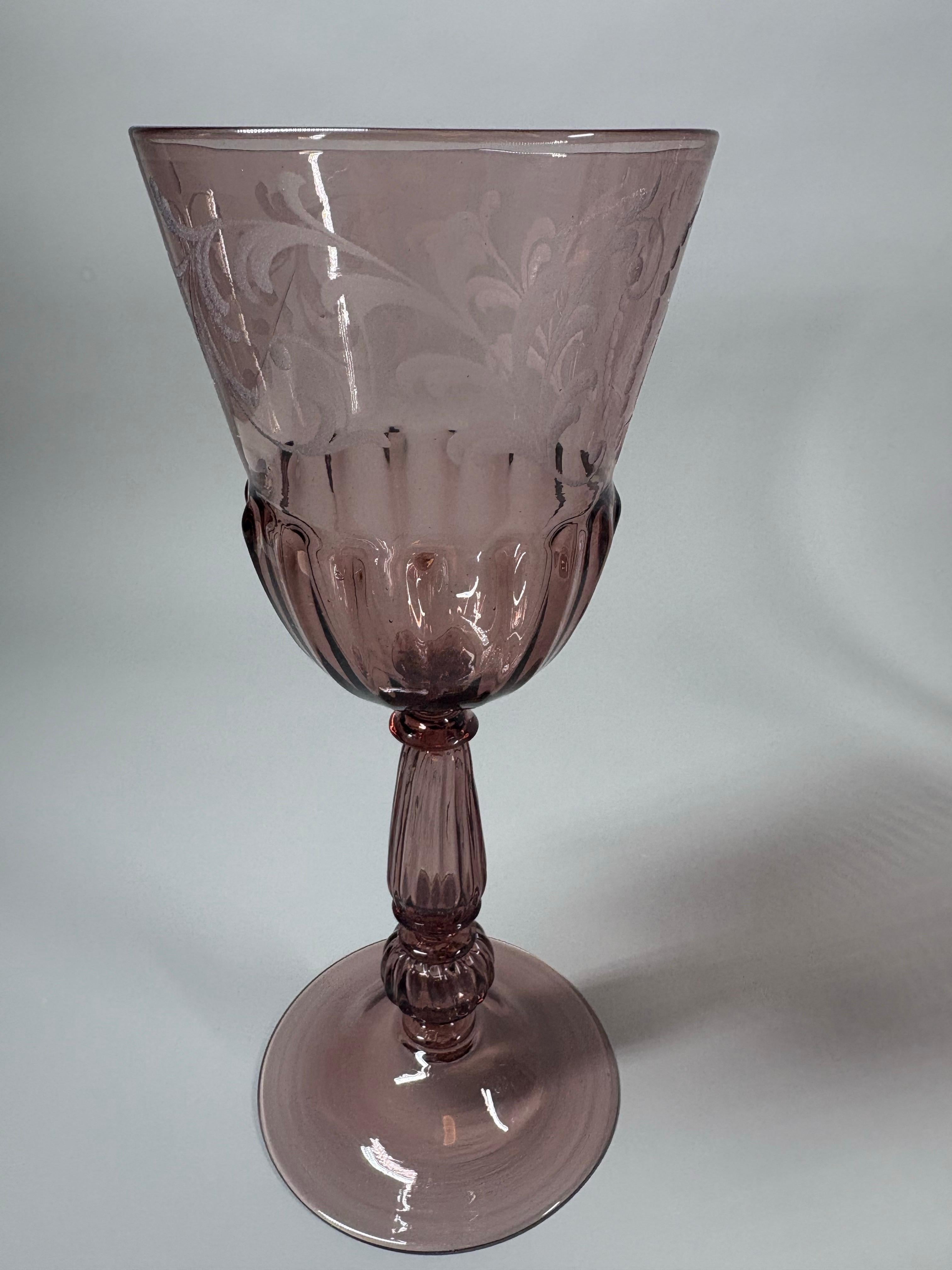 Ein schwer zu findender Satz von elf antiken oder alten amethystfarbenen venezianischen, mundgeblasenen und radgravierten Murano-Gläsern von Salviati, um 1920.
Die typisch venezianischen Radstiche mit Vignetten im Stil des 18. Jahrhunderts zeigen