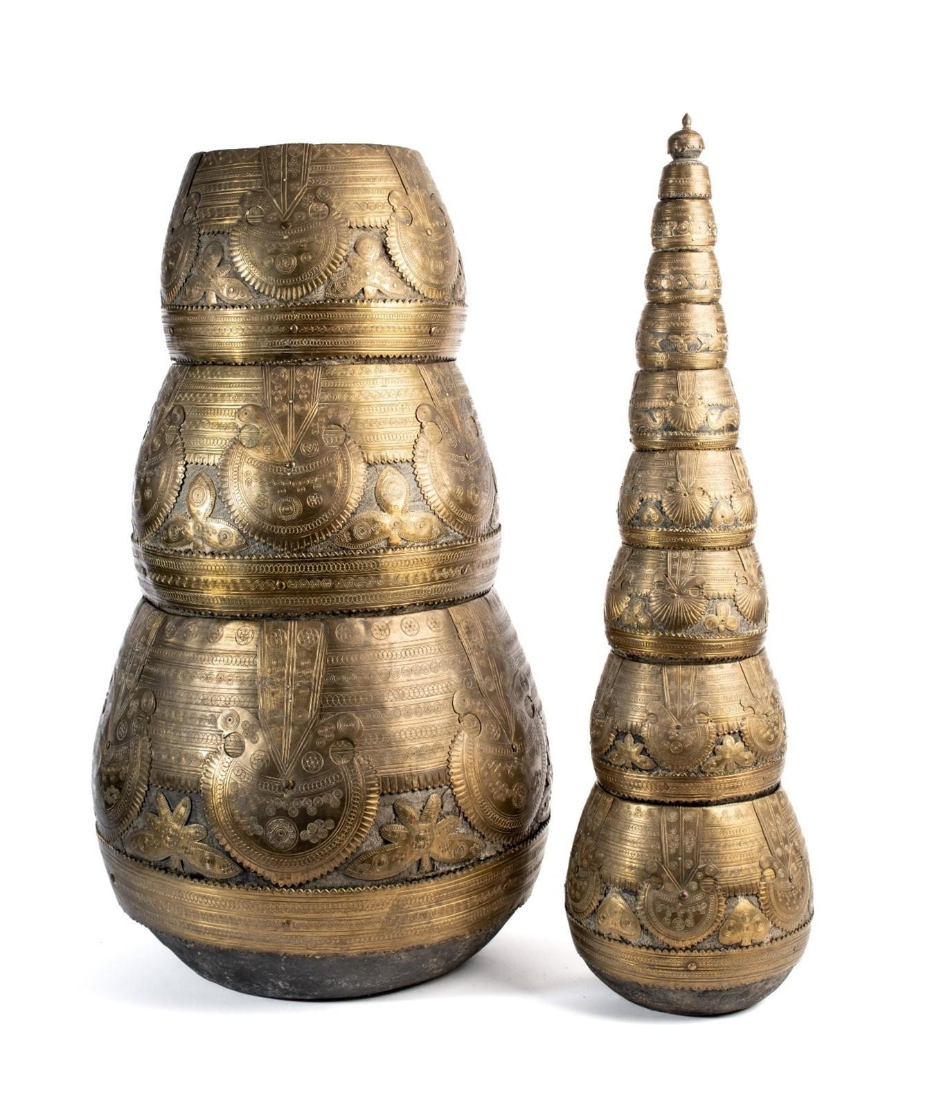 Dieses Set besteht aus elf abgestuften Mana-Schalen, traditionellen Reis- und Getreidemessgeräten aus Ostindien, die aus der ersten Hälfte des 20. Jahrhunderts stammen. Sie sind aus Glockenmetall gefertigt und verfügen über Messingapplikationen und