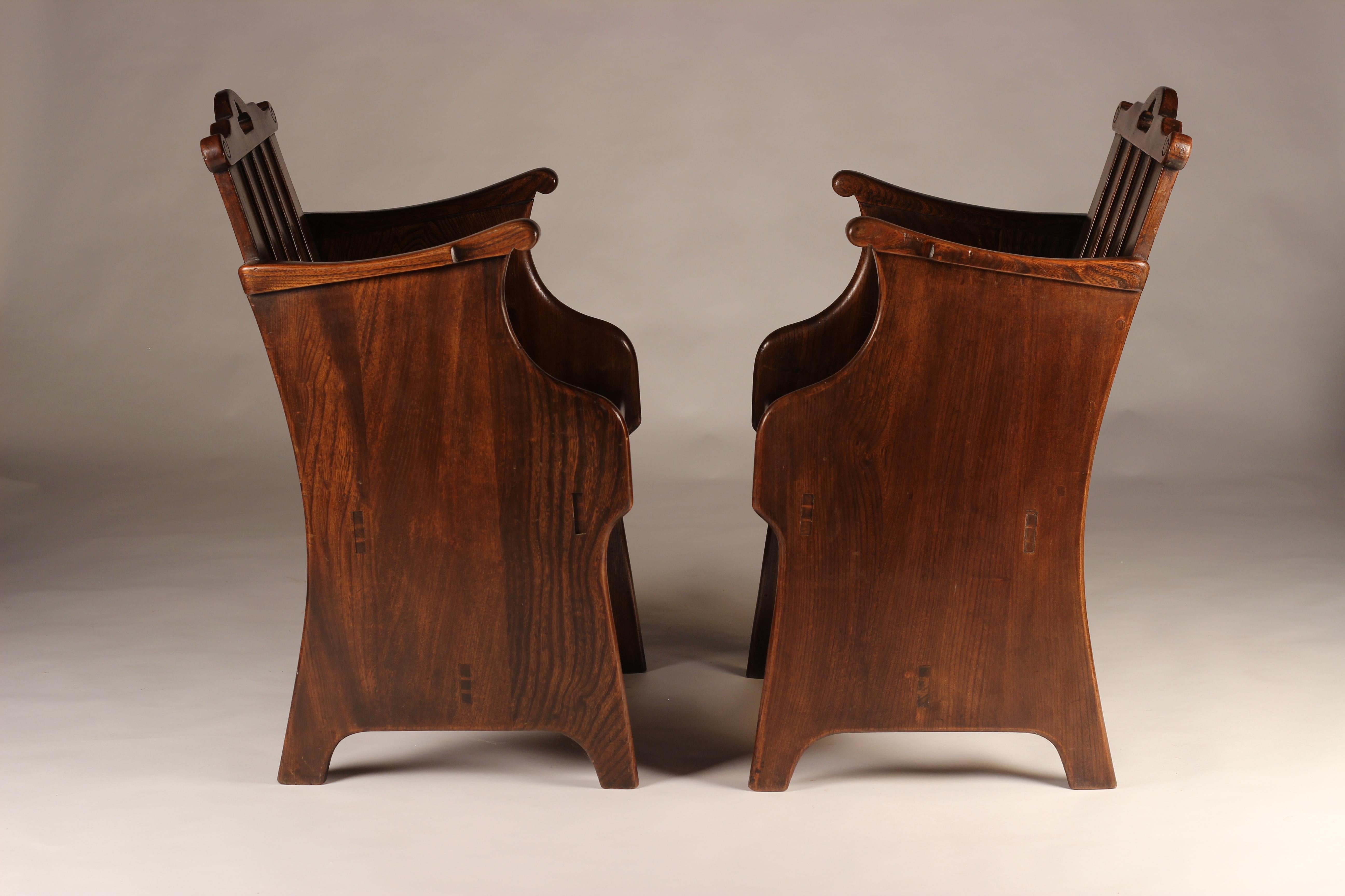 Set von Arts and Crafts-Stühlen aus Ulmenholz mit getäfelten Rückenlehnen und Traggriffen im Angebot 9