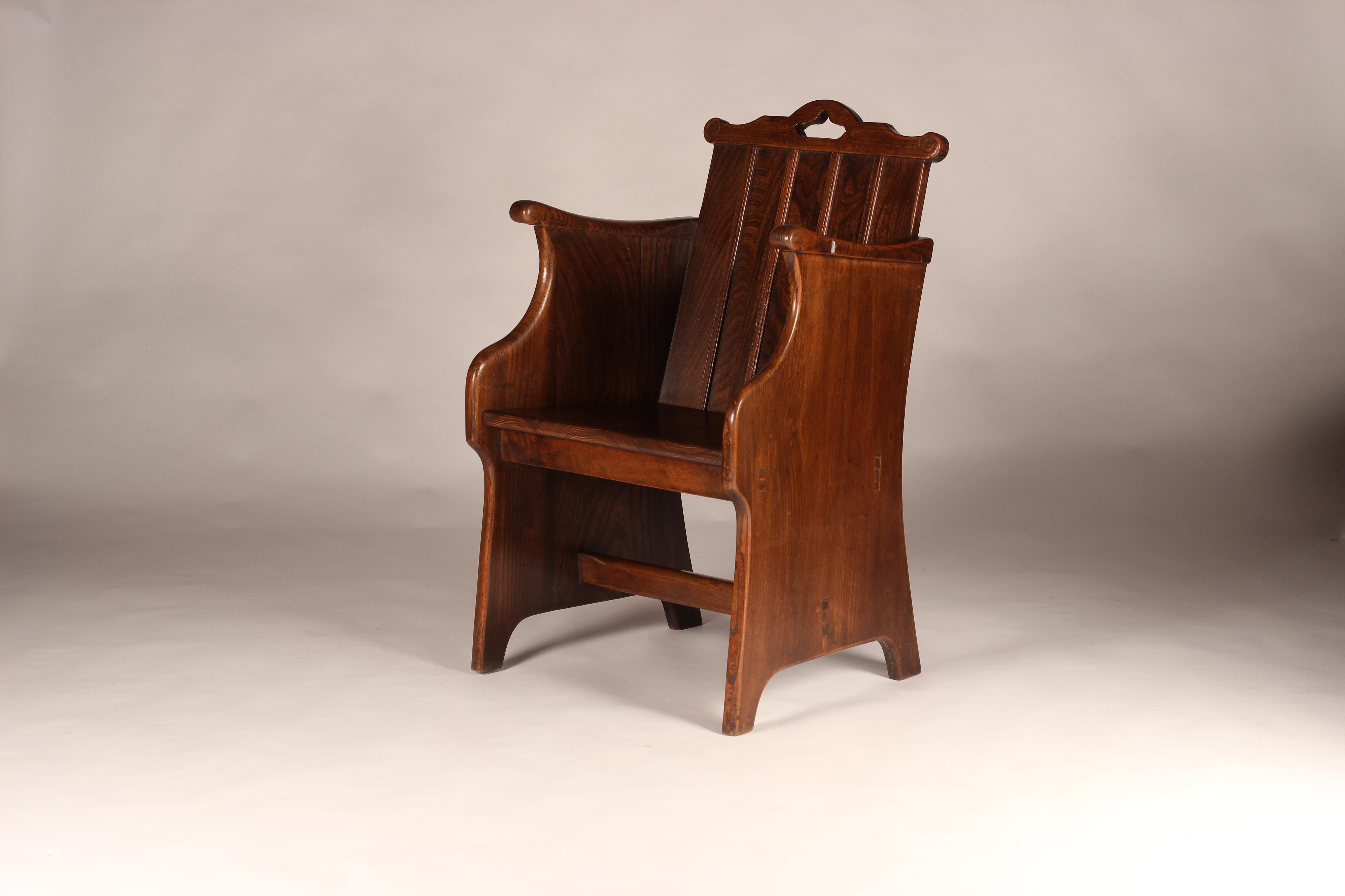 Set von Arts and Crafts-Stühlen aus Ulmenholz mit getäfelten Rückenlehnen und Traggriffen (Holzarbeit) im Angebot