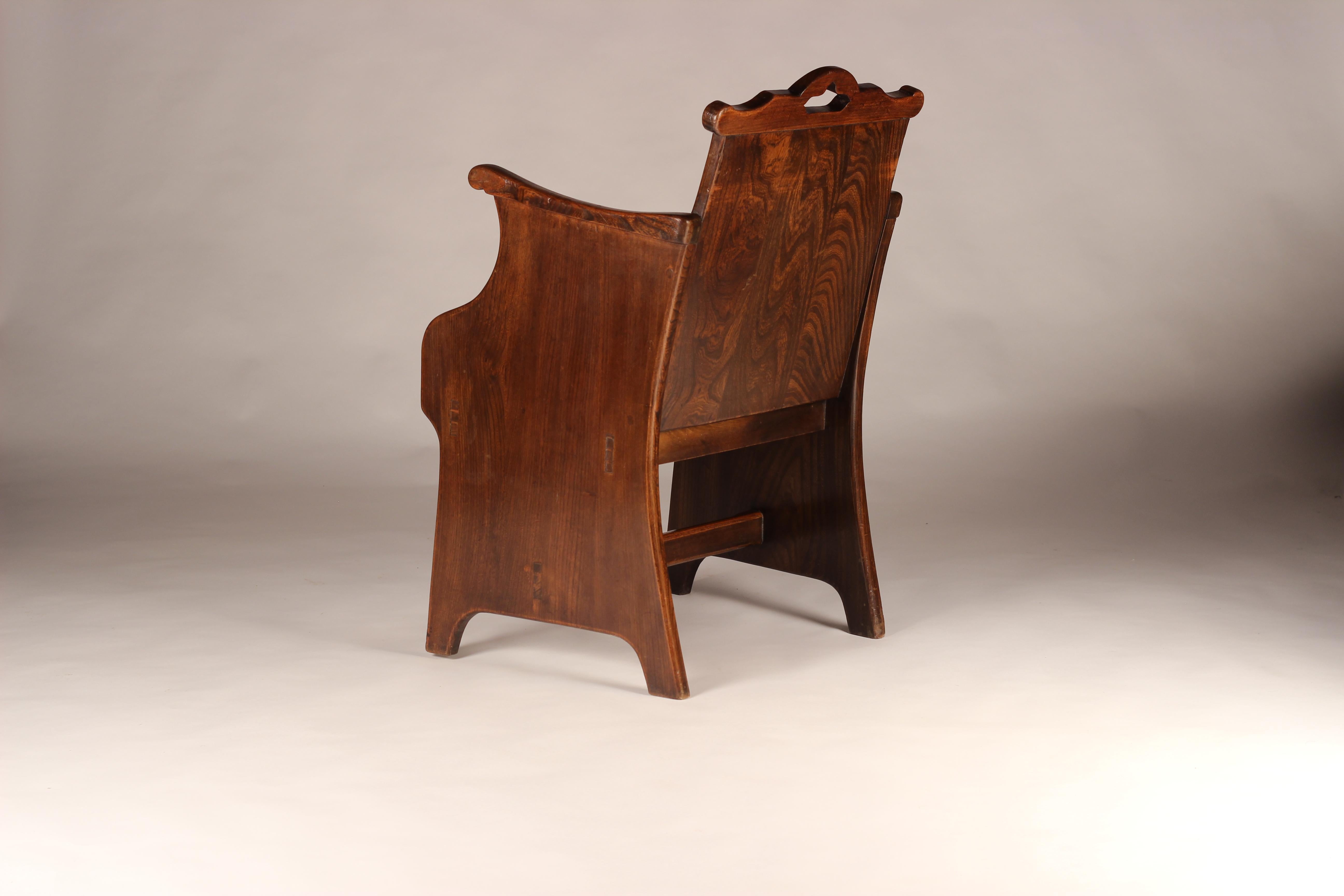 Set von Arts and Crafts-Stühlen aus Ulmenholz mit getäfelten Rückenlehnen und Traggriffen im Zustand „Gut“ im Angebot in London, GB