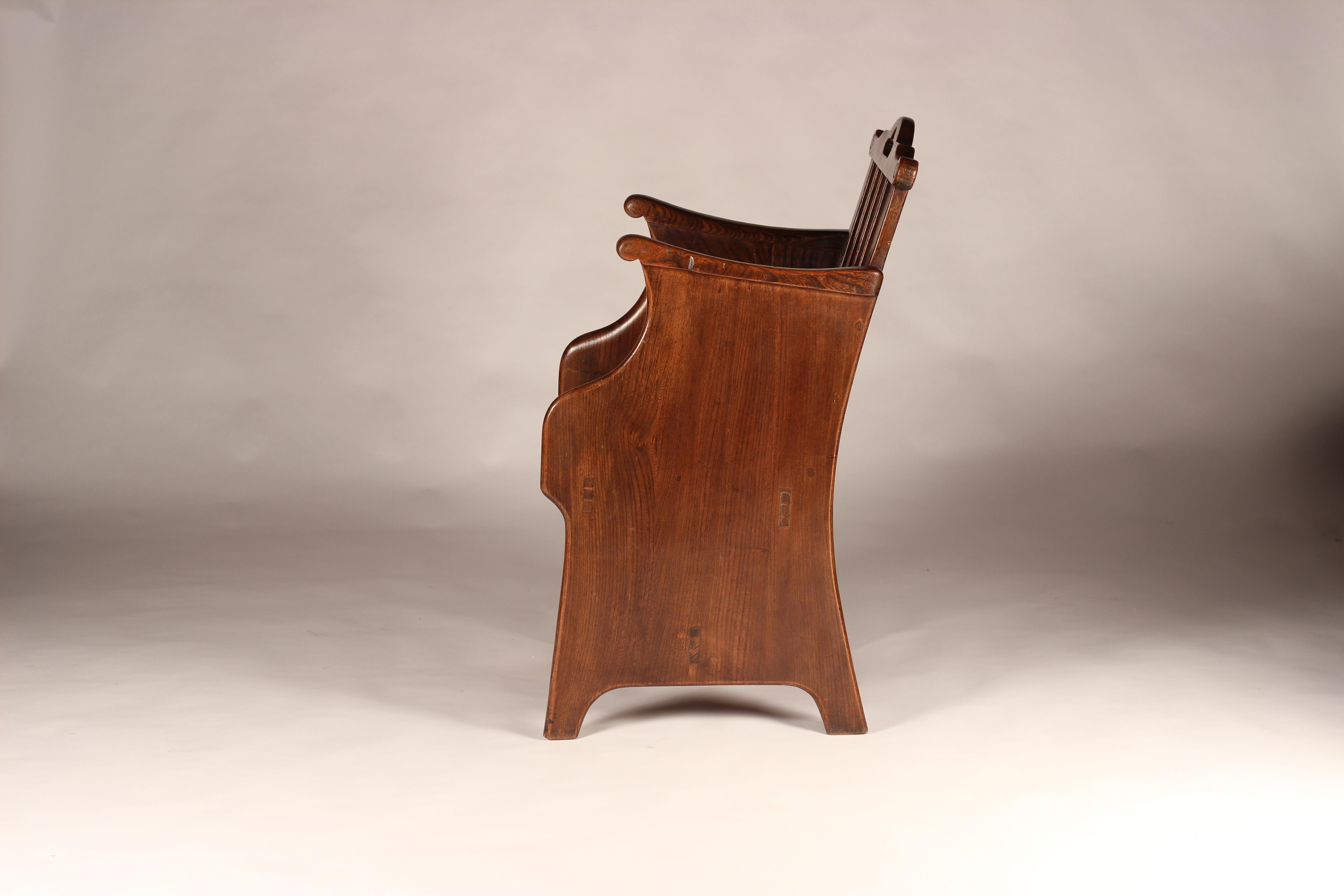 Set von Arts and Crafts-Stühlen aus Ulmenholz mit getäfelten Rückenlehnen und Traggriffen (Mitte des 20. Jahrhunderts) im Angebot