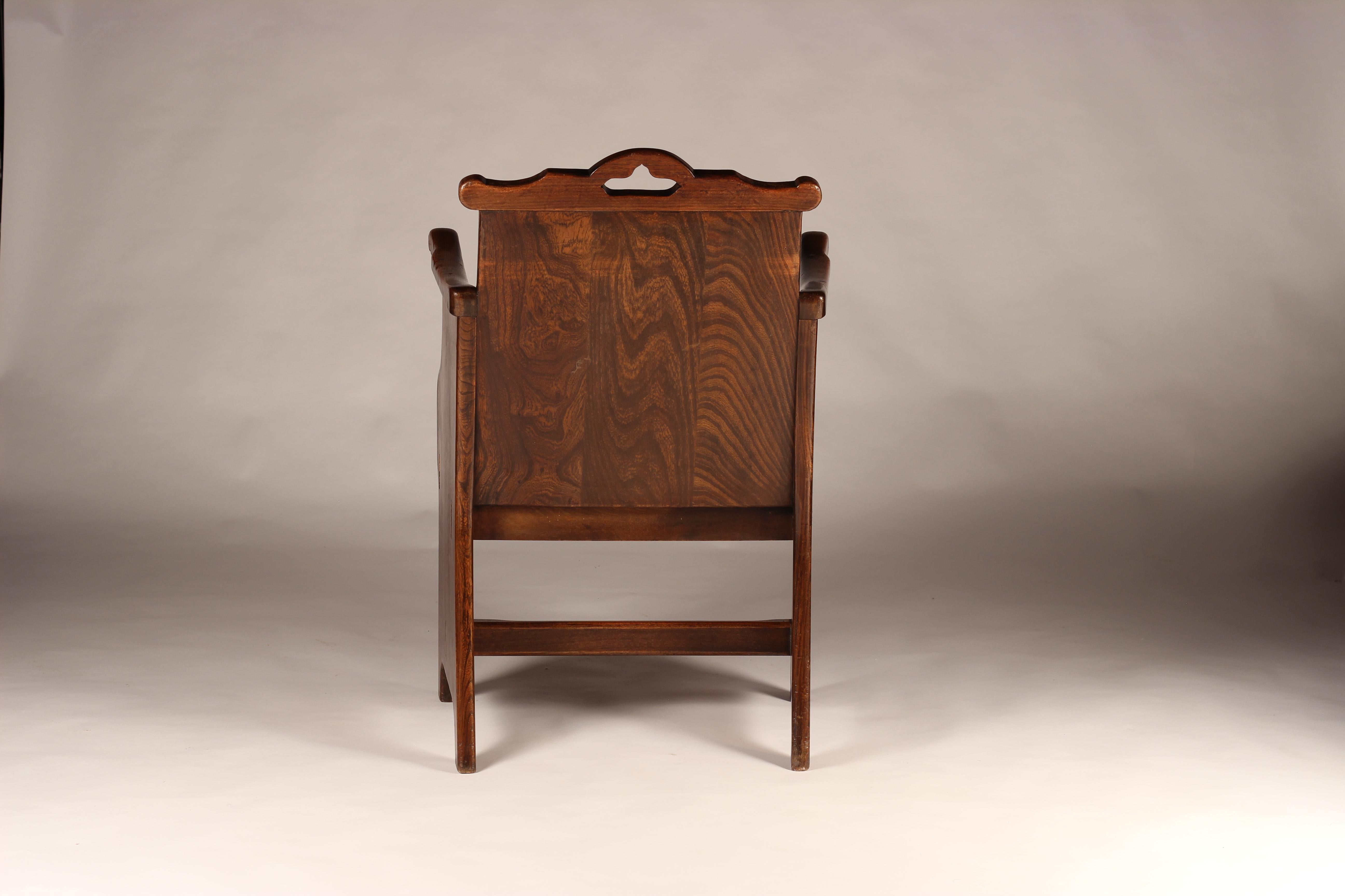 Set von Arts and Crafts-Stühlen aus Ulmenholz mit getäfelten Rückenlehnen und Traggriffen im Angebot 1