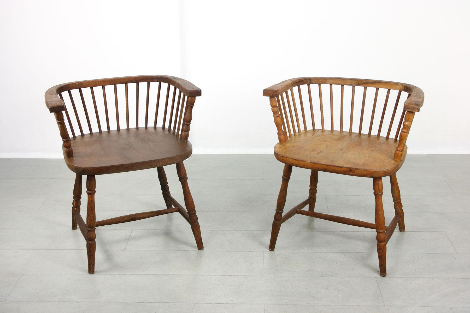 Rares chaises Windsor à dossier bas datant du XIXe siècle, trouvées comme accessoires dans un ancien théâtre. Modèle identique, une chaise est livrée dans une teinte plus claire et l'autre dans une teinte plus foncée (bois de noyer). Hauteur du