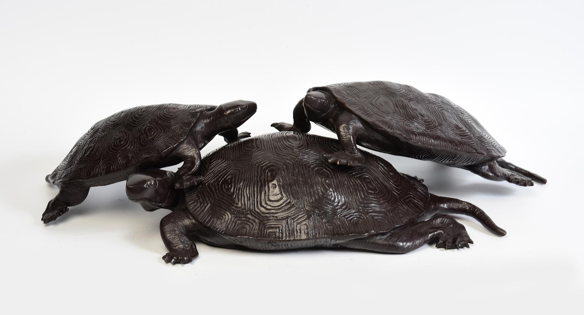 A Set of Finely Cast Asian Bronze Triple Tortoises Animal Statues In Good Condition For Sale In Sampantawong, TH