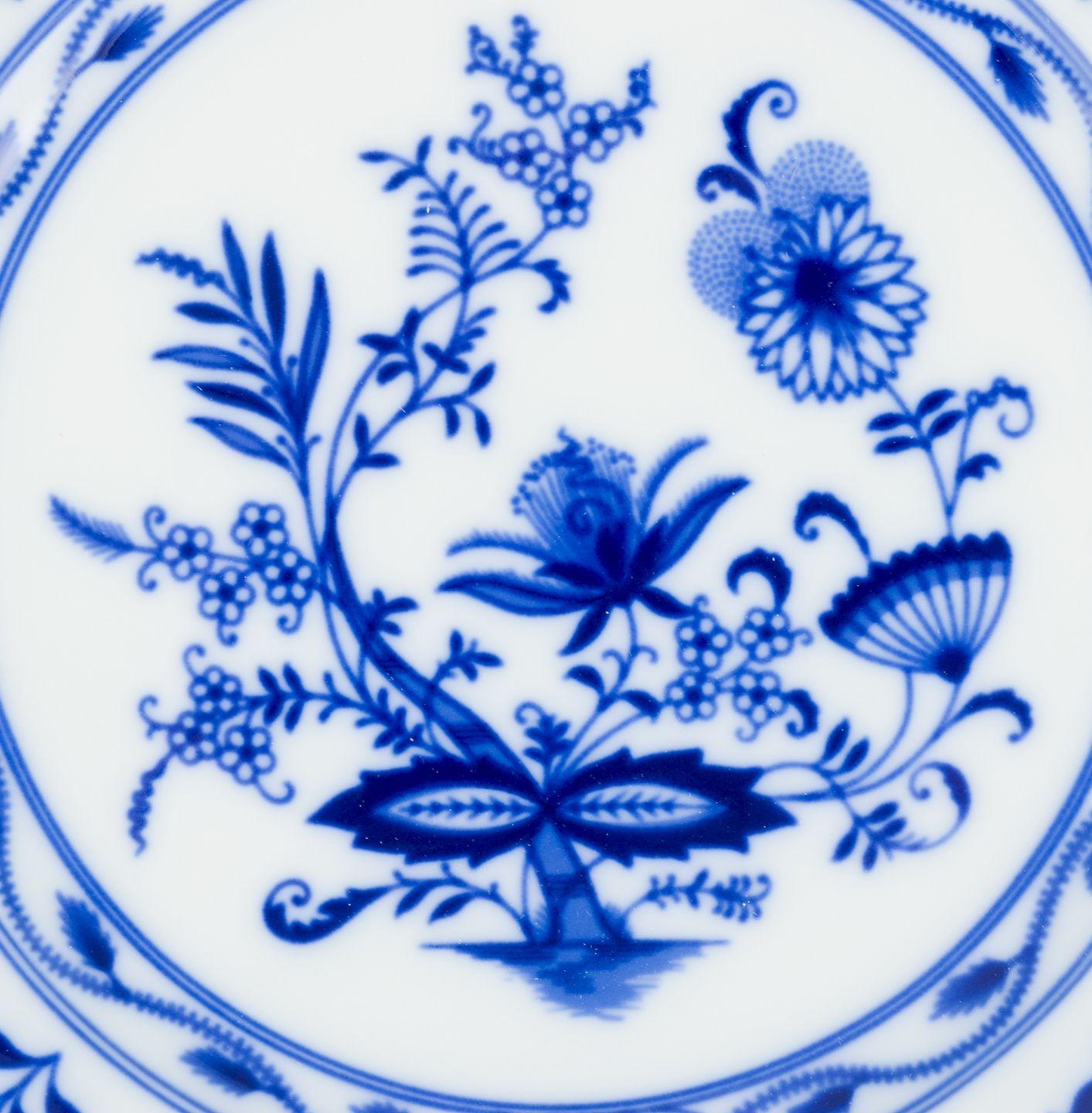 Ein Satz von fünf Esstellern aus Porzellan mit Blaue-Zwiebel-Dekor. (Deutsch) im Angebot