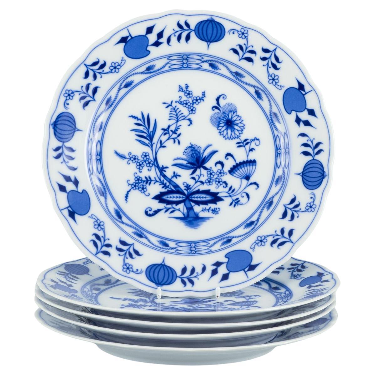 Ein Satz von fünf Esstellern aus Porzellan mit Blaue-Zwiebel-Dekor. im Angebot