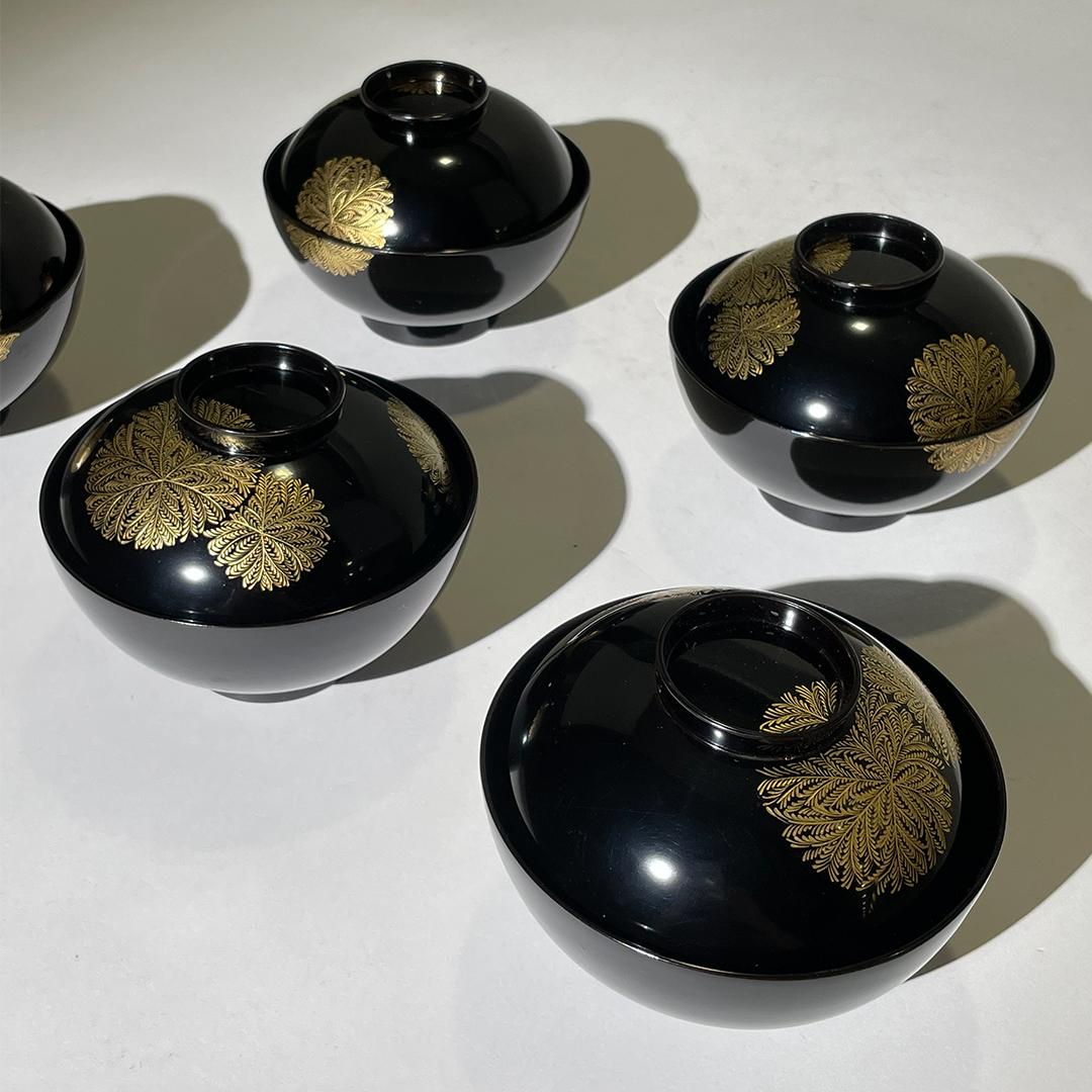 Simple and elegant Wajima lacquered bowls.
Overall in good condition.

Comes with original tomobako and descriptions.