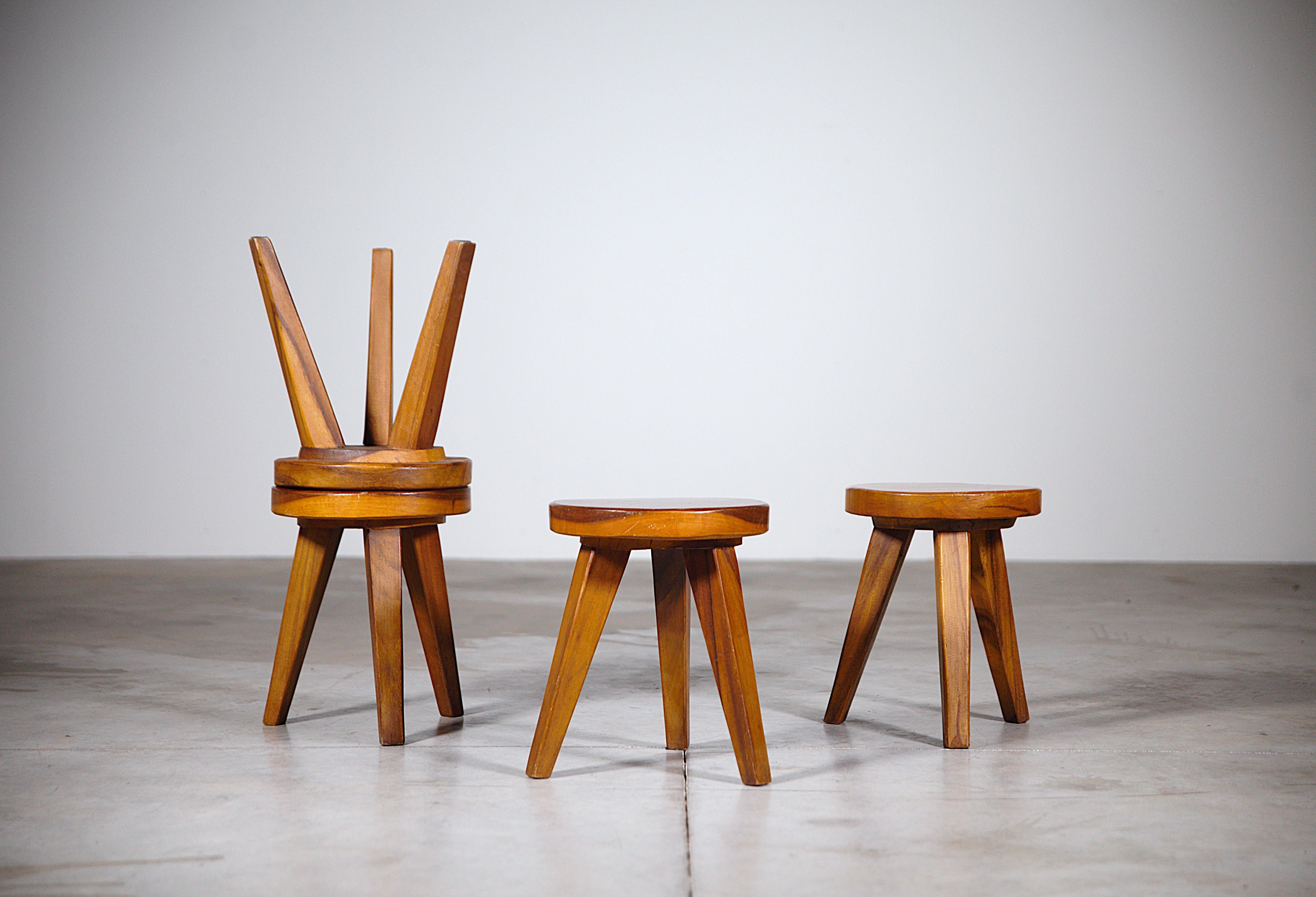 Un set di cinque sgabelli a treppiede Brasile anni '50.

Feci basse.

Ben fatto e robusto. Stabile.

Bellissime venature del legno. Legno esotico massiccio.

In buona considerazione.