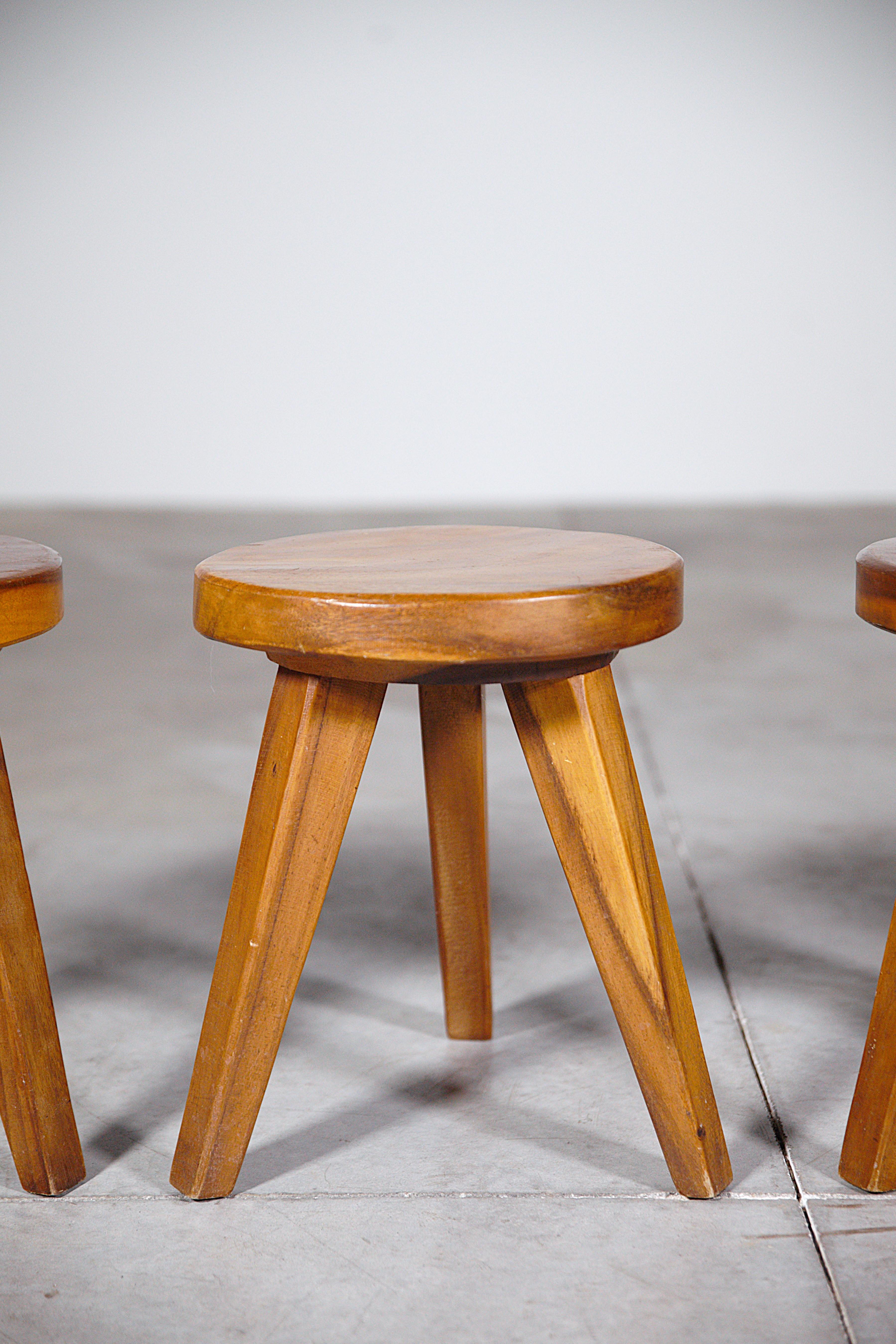 Legno Un set di cinque sgabelli a treppiede Brasile anni '50 in vendita