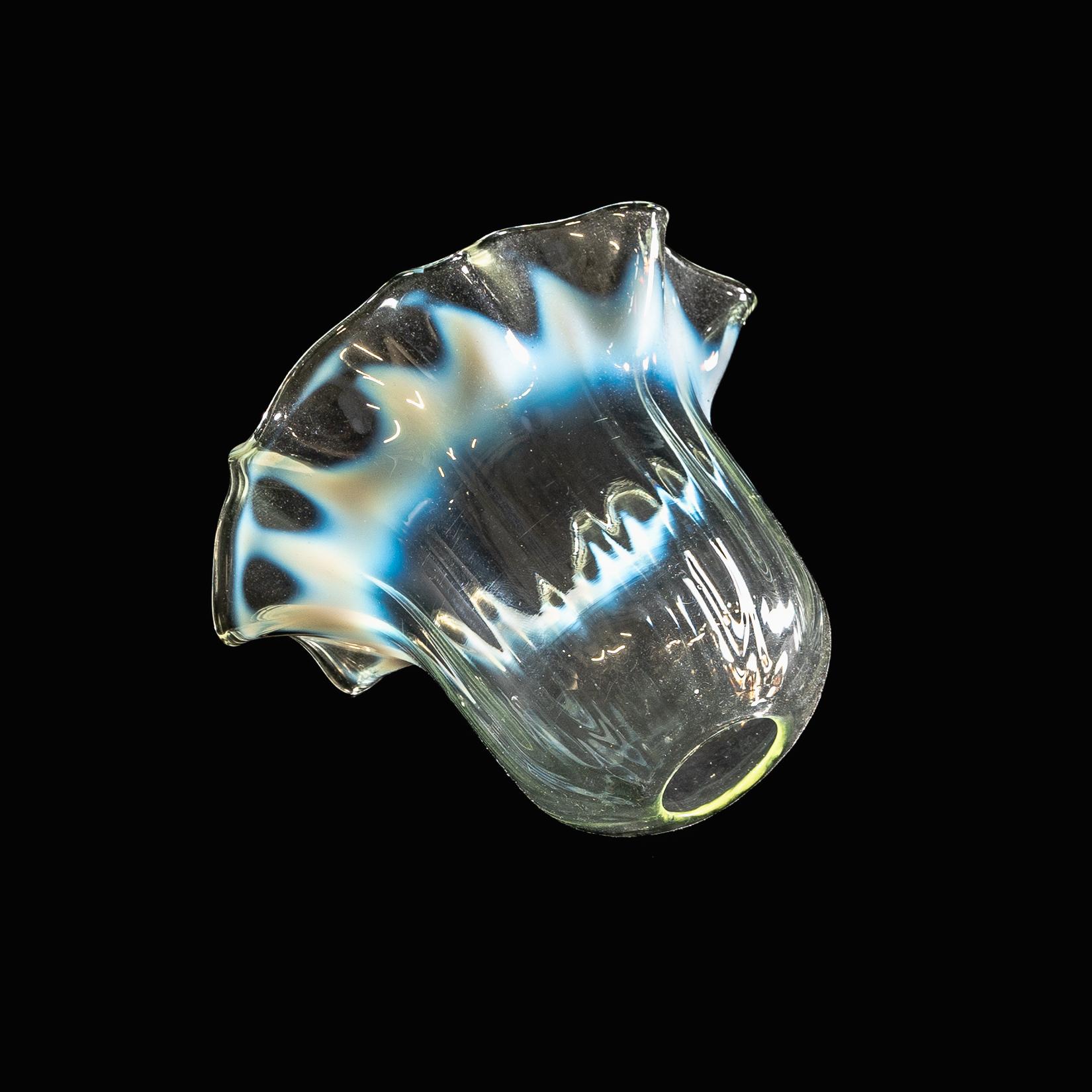 Un set di cinque paralumi in vetro di vaselina con bordi ondulati e sfumature blu in vendita 7