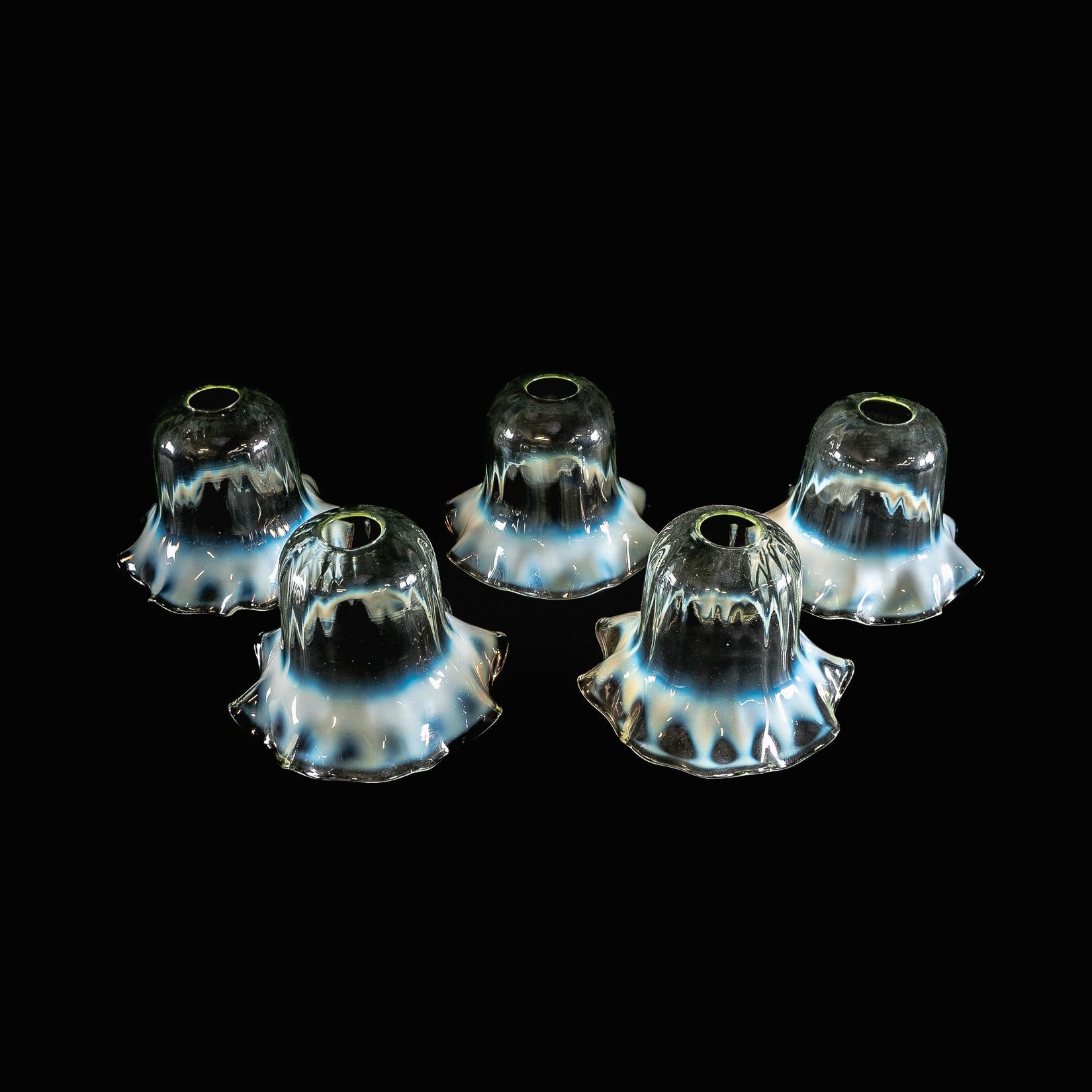 Un set di cinque paralumi in vetro di vaselina con bordi ondulati e sfumature blu in vendita 10