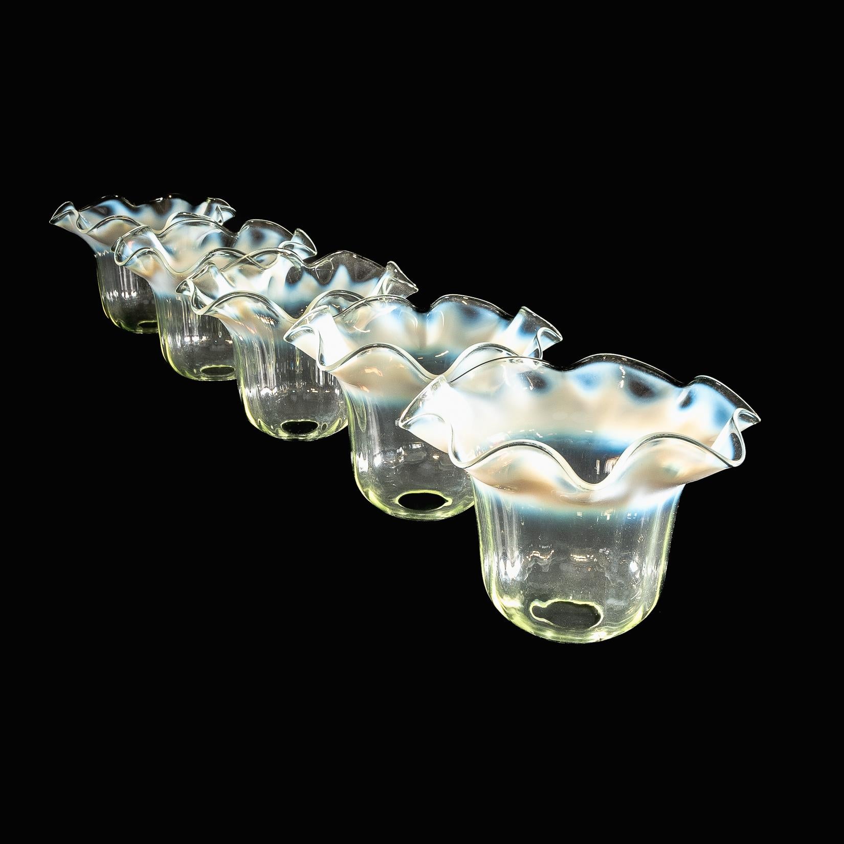 Un set di cinque paralumi in vetro di vaselina opalescente con bordi ondulati e tonalità blu
Diametro della galleria o del foro del paralume: 3cm/1.18