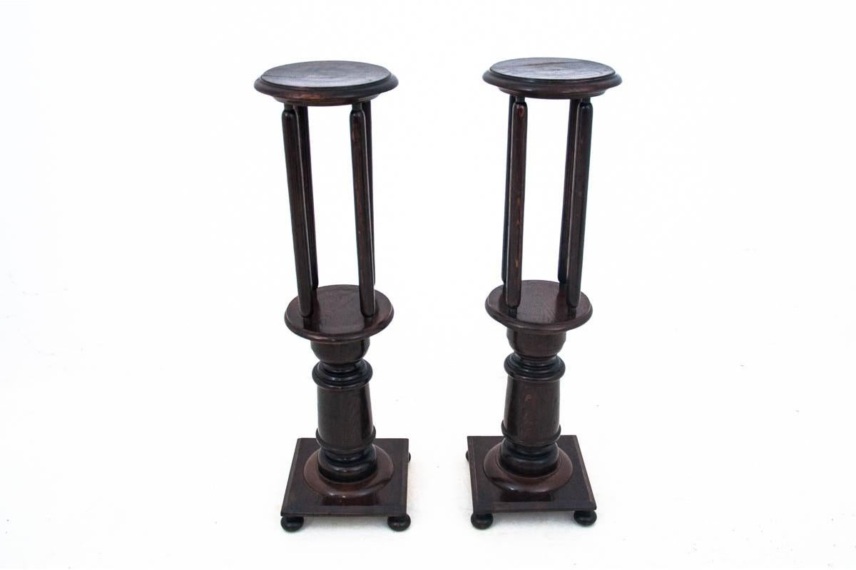 Stylish flower stands - pedestals from the 1930s.

Round tops on slender balusters fastened with a massive, heavy leg on square bases. Very good condition.

Origin Western Europe,

Wood oak,

Year around 1930

Dimensions: height 112 cm / width 32 cm