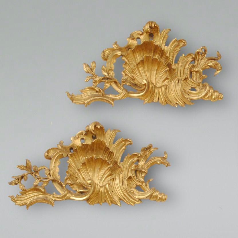 A set of four 18th century carved gilt wood over doors with shells and scrolls, two pairs both handed left and right.
In bright original water gilding, French circa 1795.