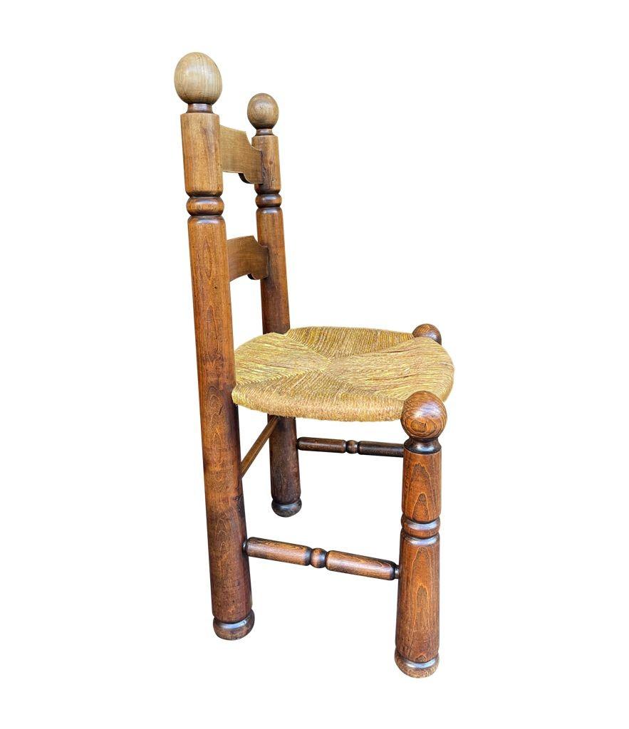 Un set di quattro sedie da pranzo degli anni '40 in Oak e con seduta in corda intrecciata di Charles Dudouyt in vendita 3