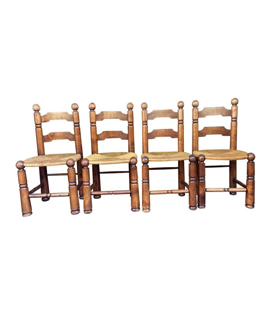 Un set di quattro sedie da pranzo degli anni '40 in Oak e con seduta in corda intrecciata di Charles Dudouyt in vendita 4