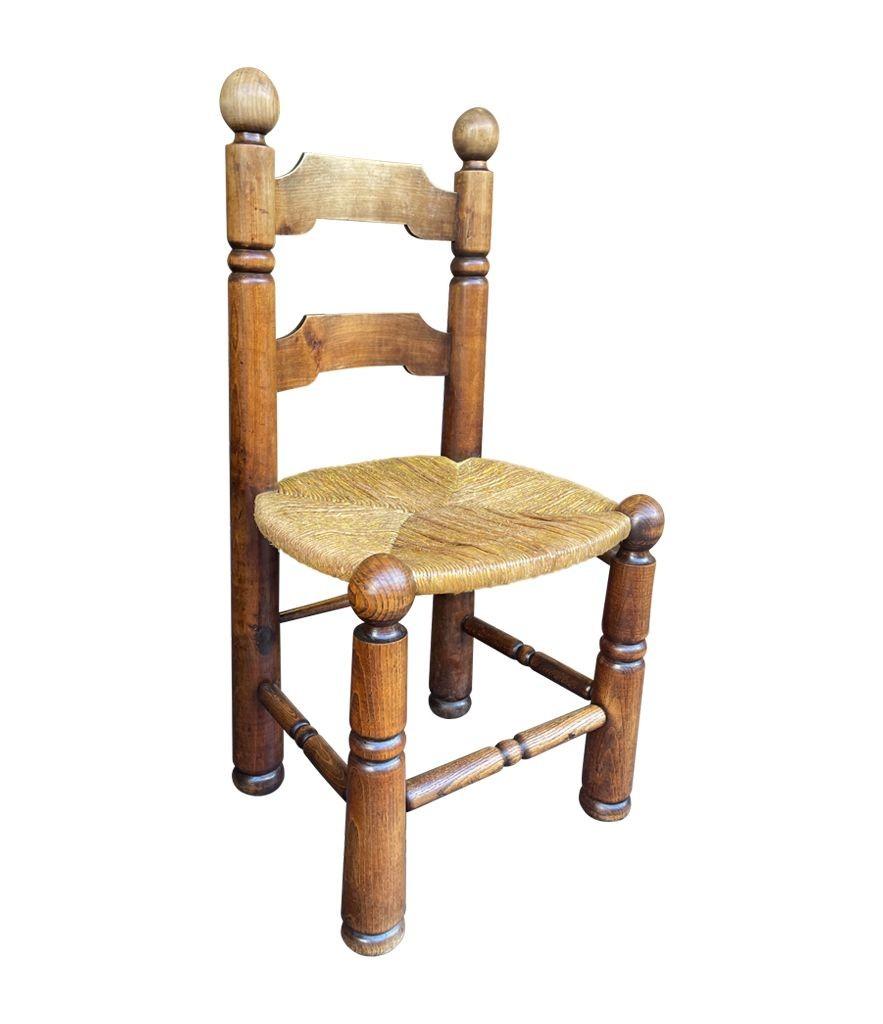 Un set di quattro sedie da pranzo degli anni '40 in Oak e con seduta in corda intrecciata di Charles Dudouyt in vendita 5