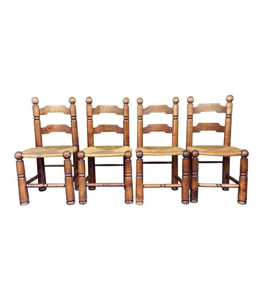 Art Déco Un set di quattro sedie da pranzo degli anni '40 in Oak e con seduta in corda intrecciata di Charles Dudouyt in vendita