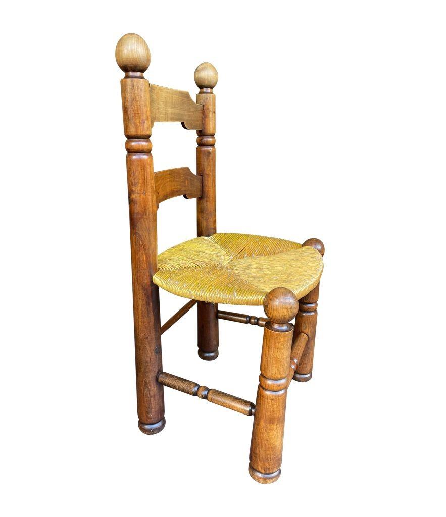 Francese Un set di quattro sedie da pranzo degli anni '40 in Oak e con seduta in corda intrecciata di Charles Dudouyt in vendita
