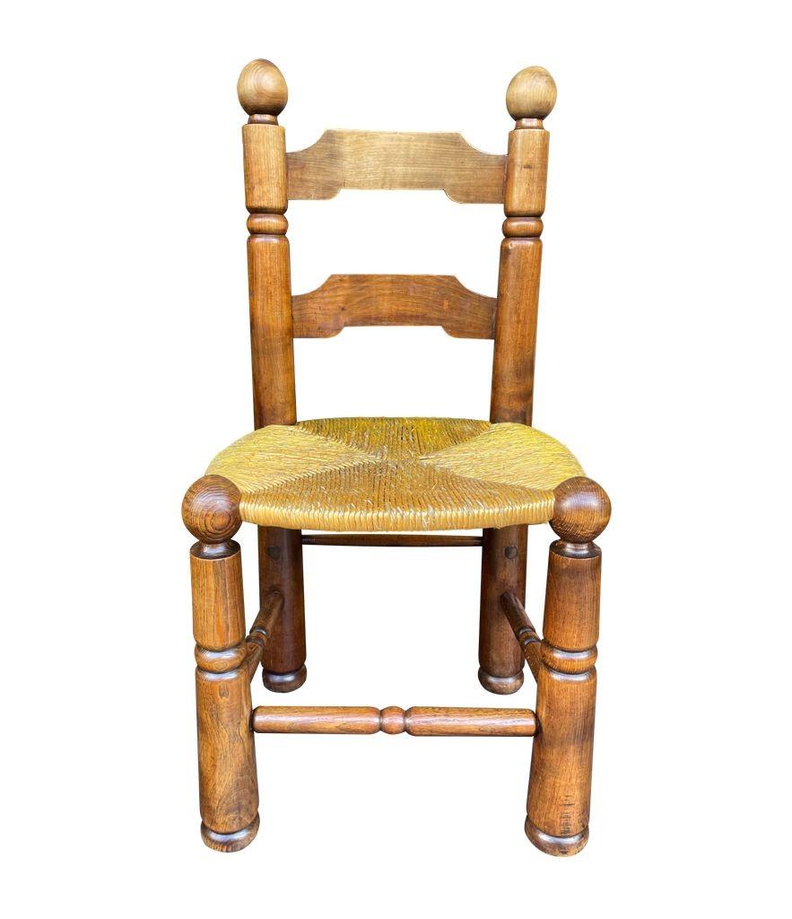 Un set di quattro sedie da pranzo degli anni '40 in Oak e con seduta in corda intrecciata di Charles Dudouyt In condizioni buone in vendita a London, GB