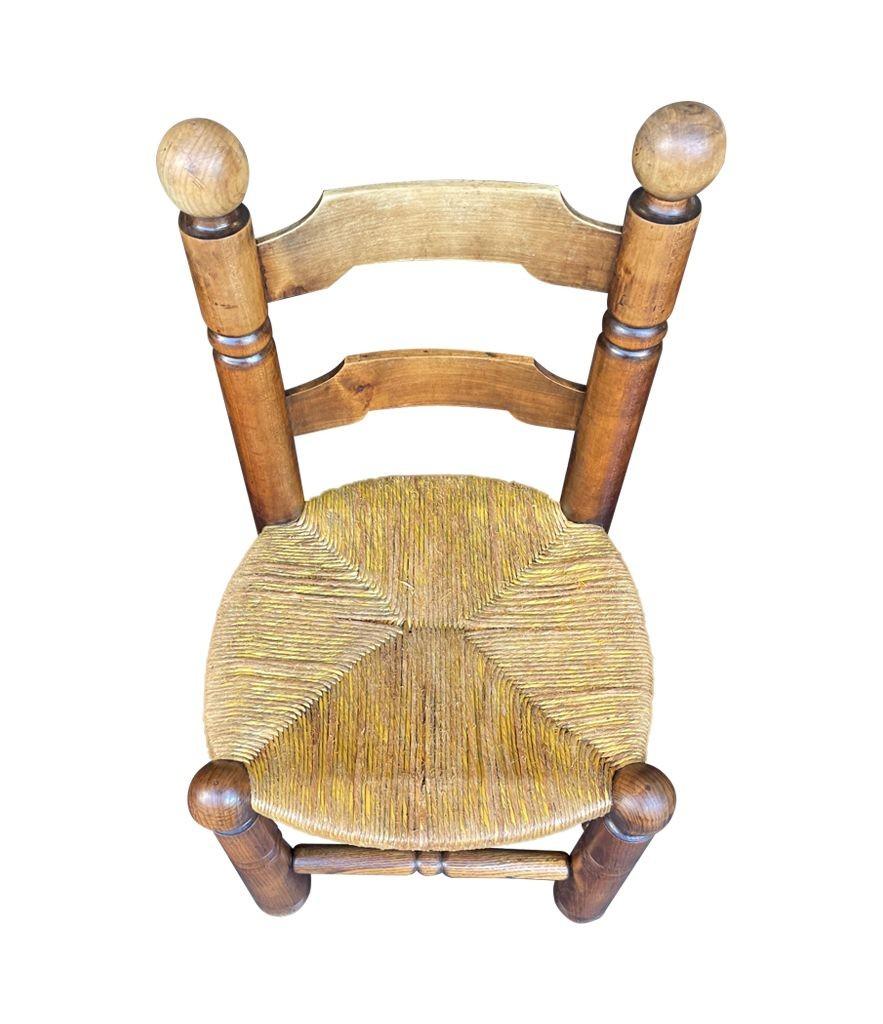 Corda Un set di quattro sedie da pranzo degli anni '40 in Oak e con seduta in corda intrecciata di Charles Dudouyt in vendita