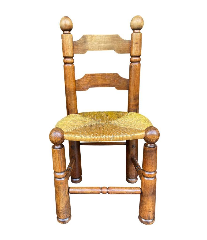 Un set di quattro sedie da pranzo degli anni '40 in Oak e con seduta in corda intrecciata di Charles Dudouyt in vendita 1
