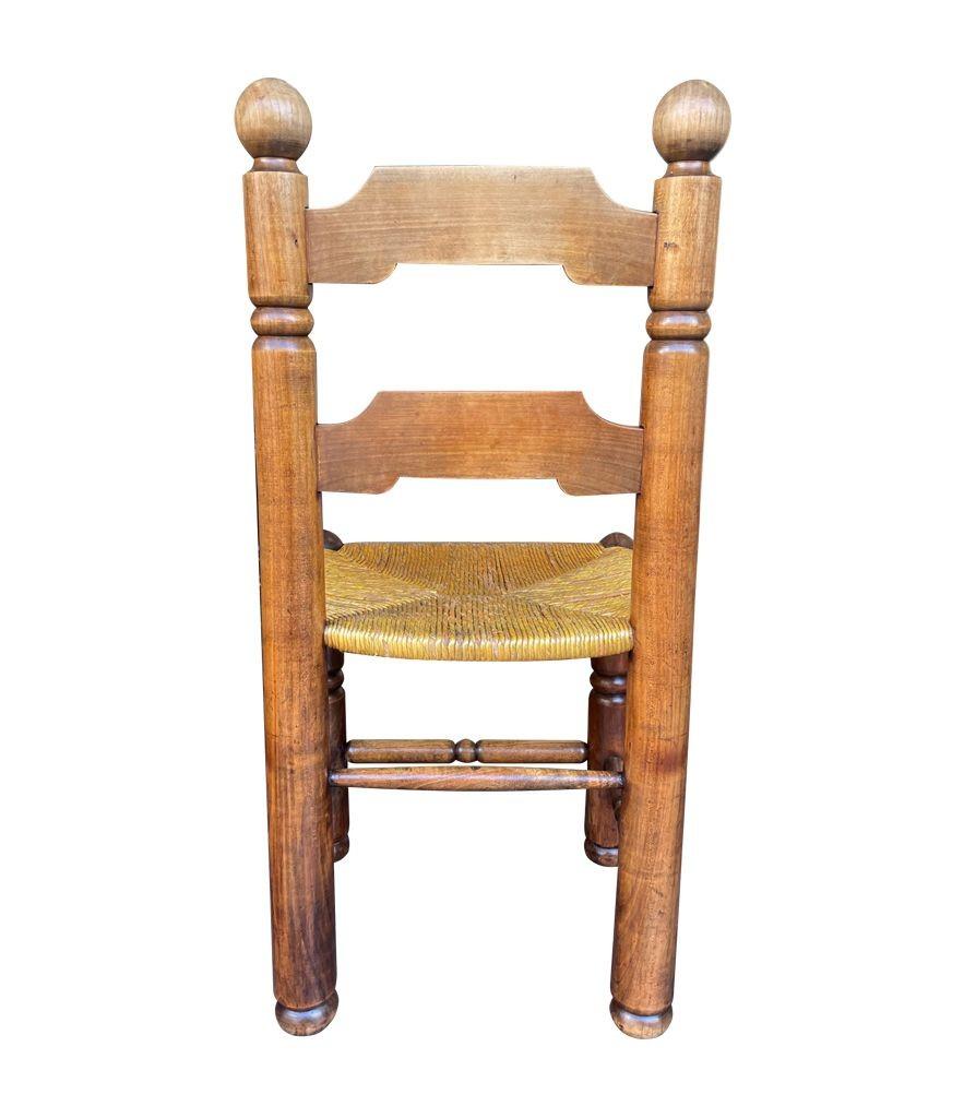 Un set di quattro sedie da pranzo degli anni '40 in Oak e con seduta in corda intrecciata di Charles Dudouyt in vendita 2