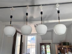 Vier italienische messingbeschichtete und mattierte Opalin-Hängeleuchten aus den 1950er Jahren