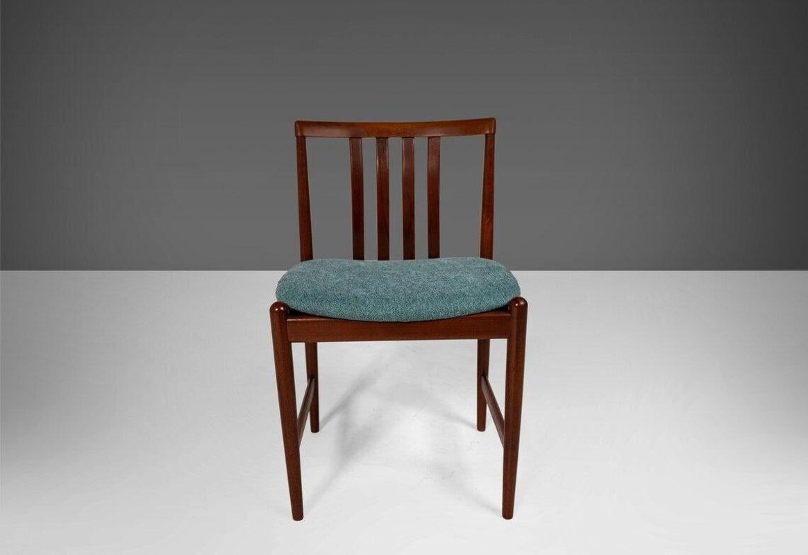 Elegant, minimal and wonderful to sit in. Constructed from rosewood with a contoured back design. The seats are newly upholstered in a period teal knit which is the perfect compliment to the rich rosewood.

---Dimensions---

Width: 19 in / 48.26