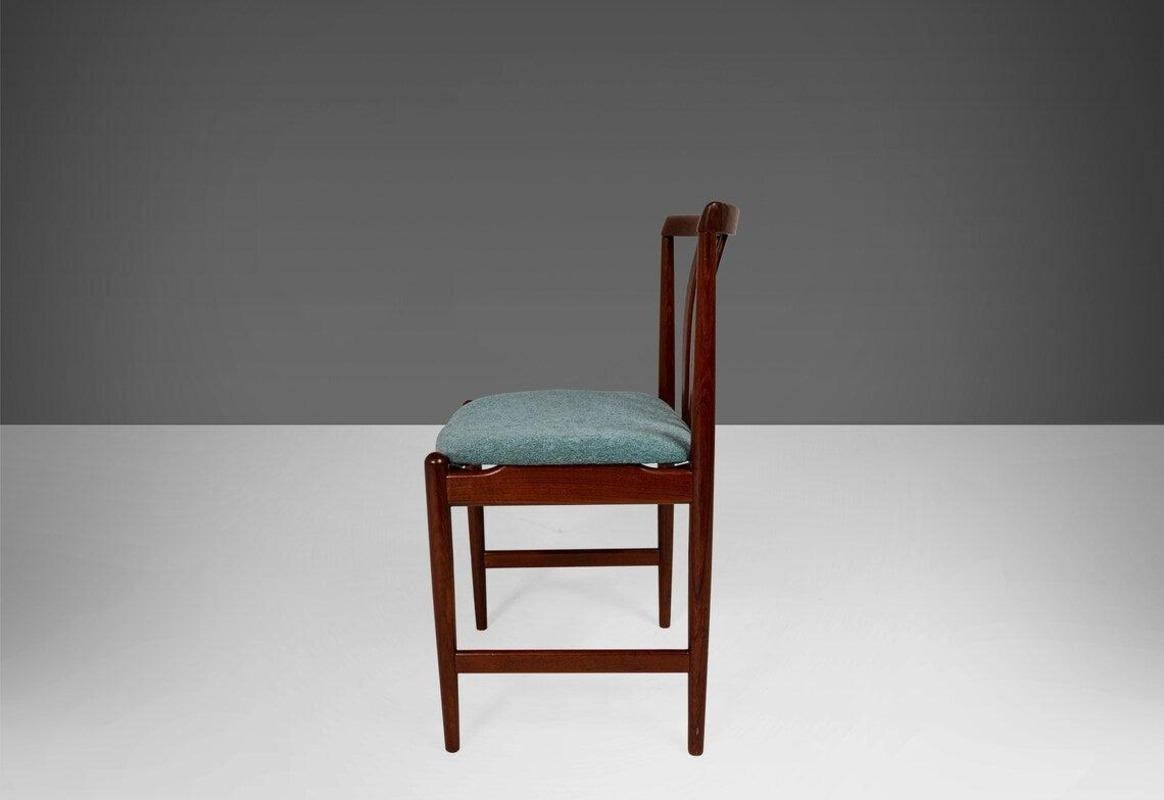 Danish Set of Four (4) Rosewood Contoured Dining Chairs After Arne Vodder, c. 1960s For Sale